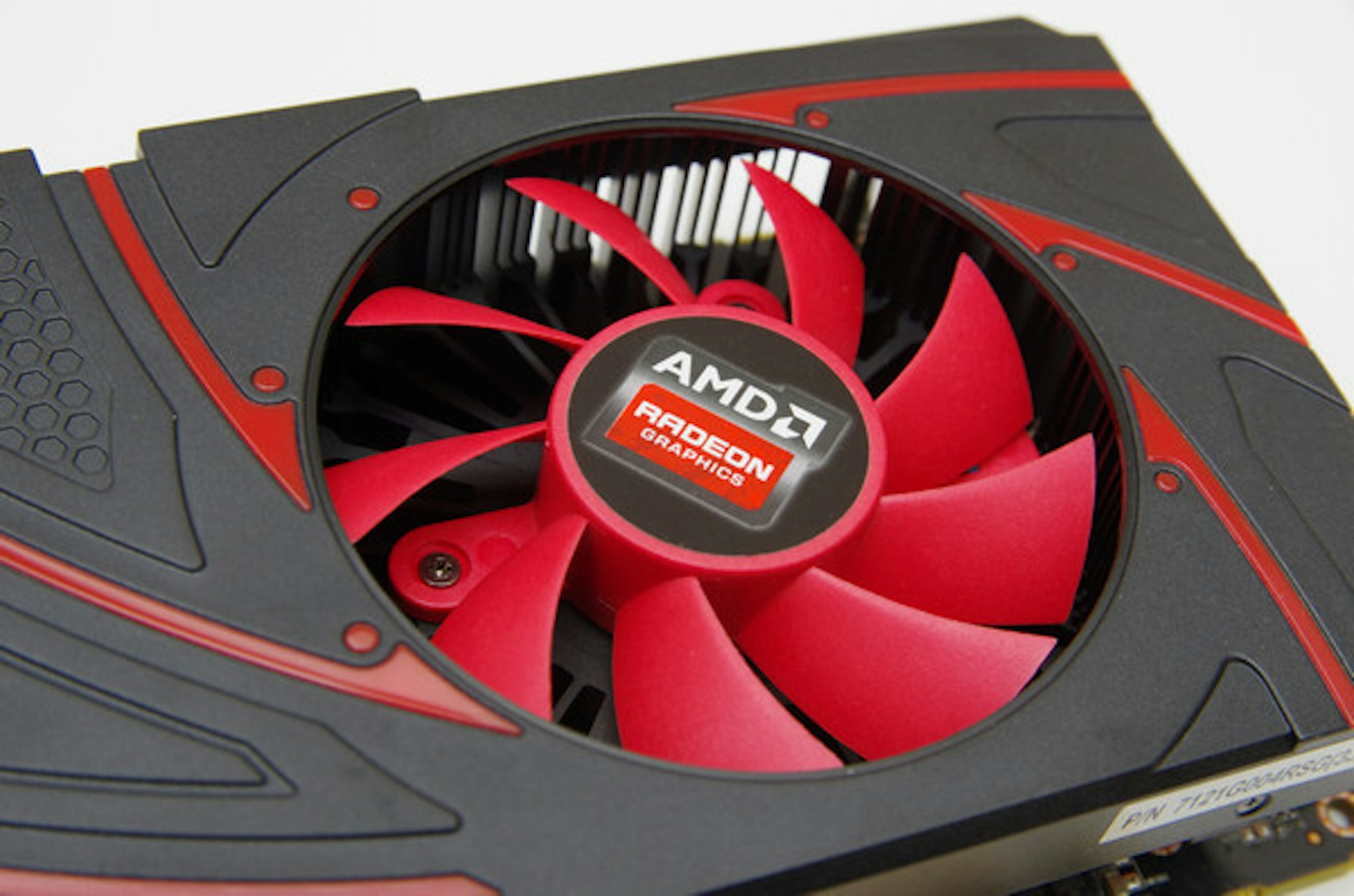 是適合空間有限機箱的主流級顯卡， AMD R7-260X 動手玩這篇文章的首圖
