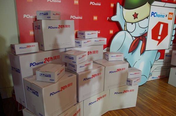 是小米攜手 PChome ，將於 6 月下旬首賣萬隻紅米 Note 增強版(補充：價格為 4,990 元)這篇文章的首圖