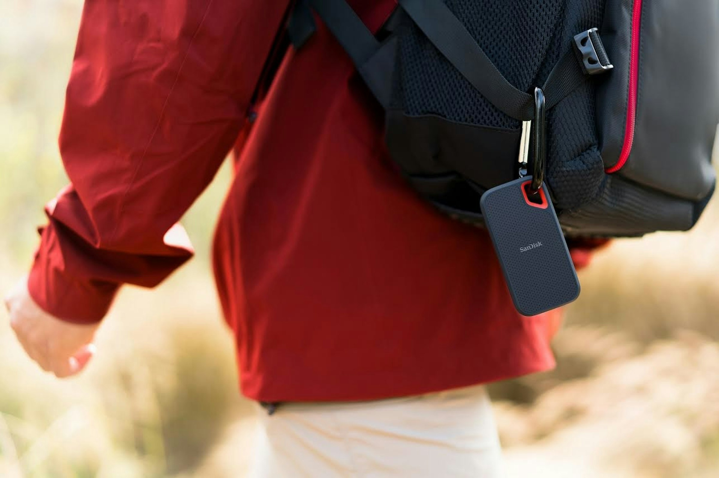 SanDisk Extreme Portable SSD, Solid-state drive, Laptop, Terabyte, SanDisk, Hard Drives, SanDisk Extreme 510 Portable SSD, CiSanDisk, Ci, SanDisk, red, photograph, shoulder, joint, product, bag, photography, outerwear, jacket, CiSanDisk, SanDisk Extreme便攜式SSD，固態硬盤，筆記本電腦，Terabyte，SanDisk，硬盤，SanDisk Extreme 510便攜式固態硬盤，CiSanDisk，Ci，SanDisk，紅色，照片，肩部，關節，產品，包，攝影，外套，夾克，CiSanDisk