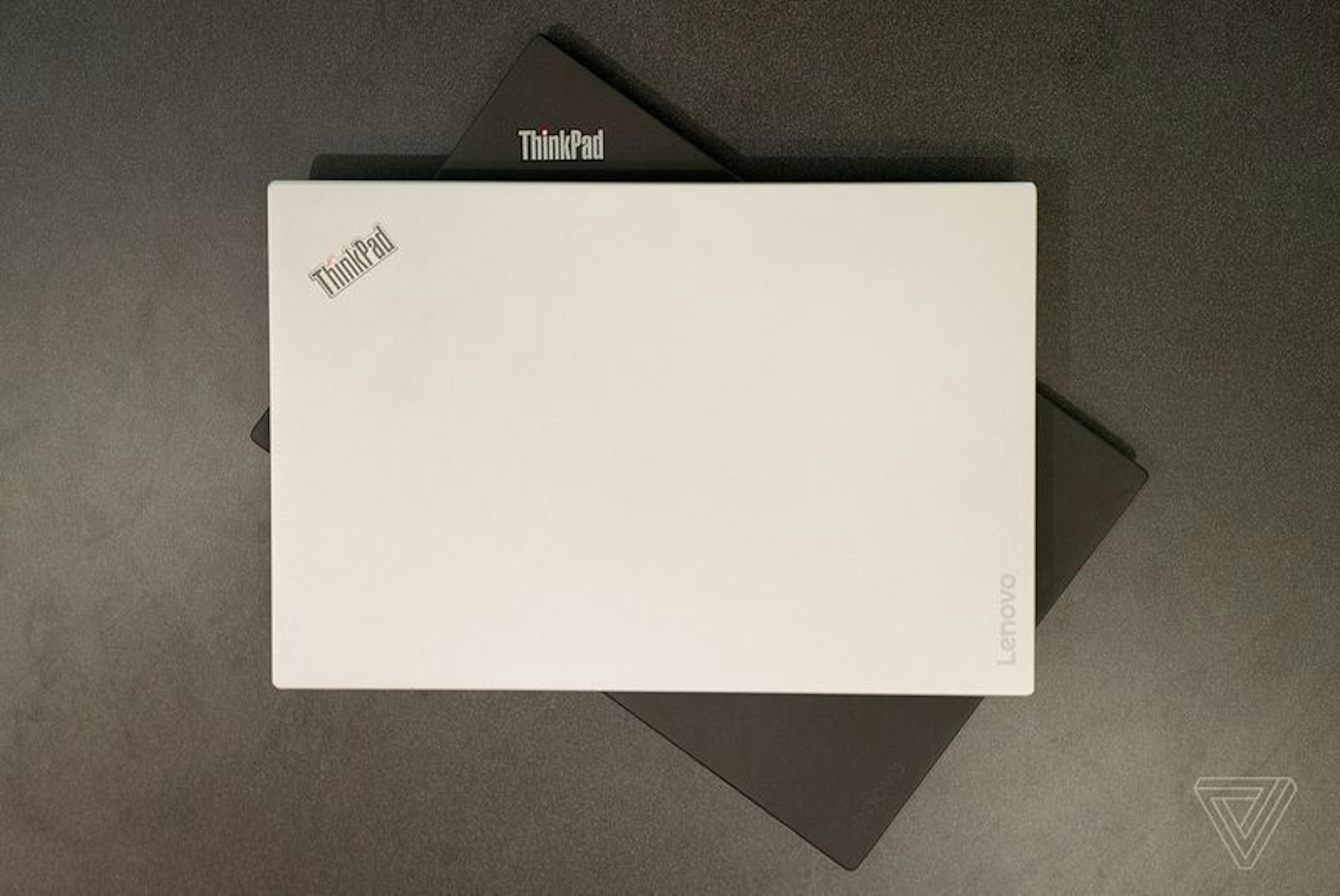 是2017 年式聯想 ThinkPad X1 Carbon 尺寸更小、續航力更強這篇文章的首圖