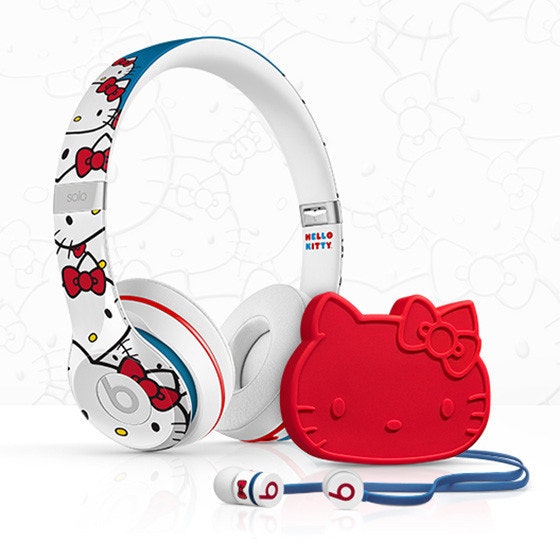 是可愛甜美與潮流嘻哈的混搭， Hello Kitty 聯名款 Beats 耳機 Solo 2 、 urbeats 限量推出這篇文章的首圖