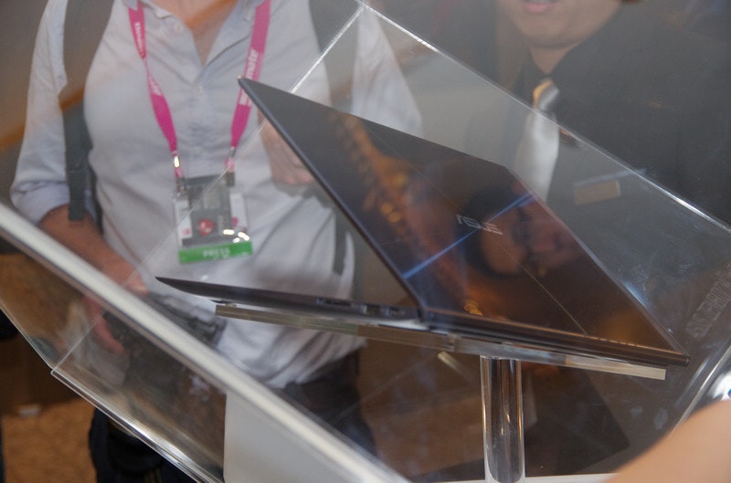 是Computex 2013 :華碩靜態展示玻璃上蓋的 Zenbook Infinity ,可惜要 Q4 才會上市這篇文章的首圖