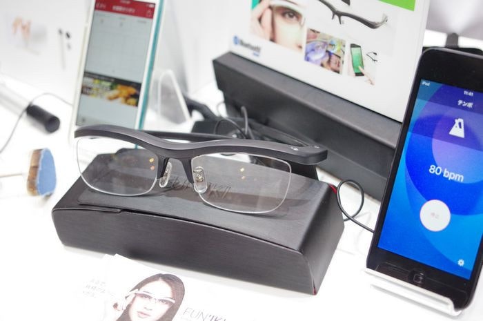 是CEATEC Japan 2015 : 夜店咖必備的來電發光眼鏡 FUN'IKI Ambient glasses 動眼看這篇文章的首圖