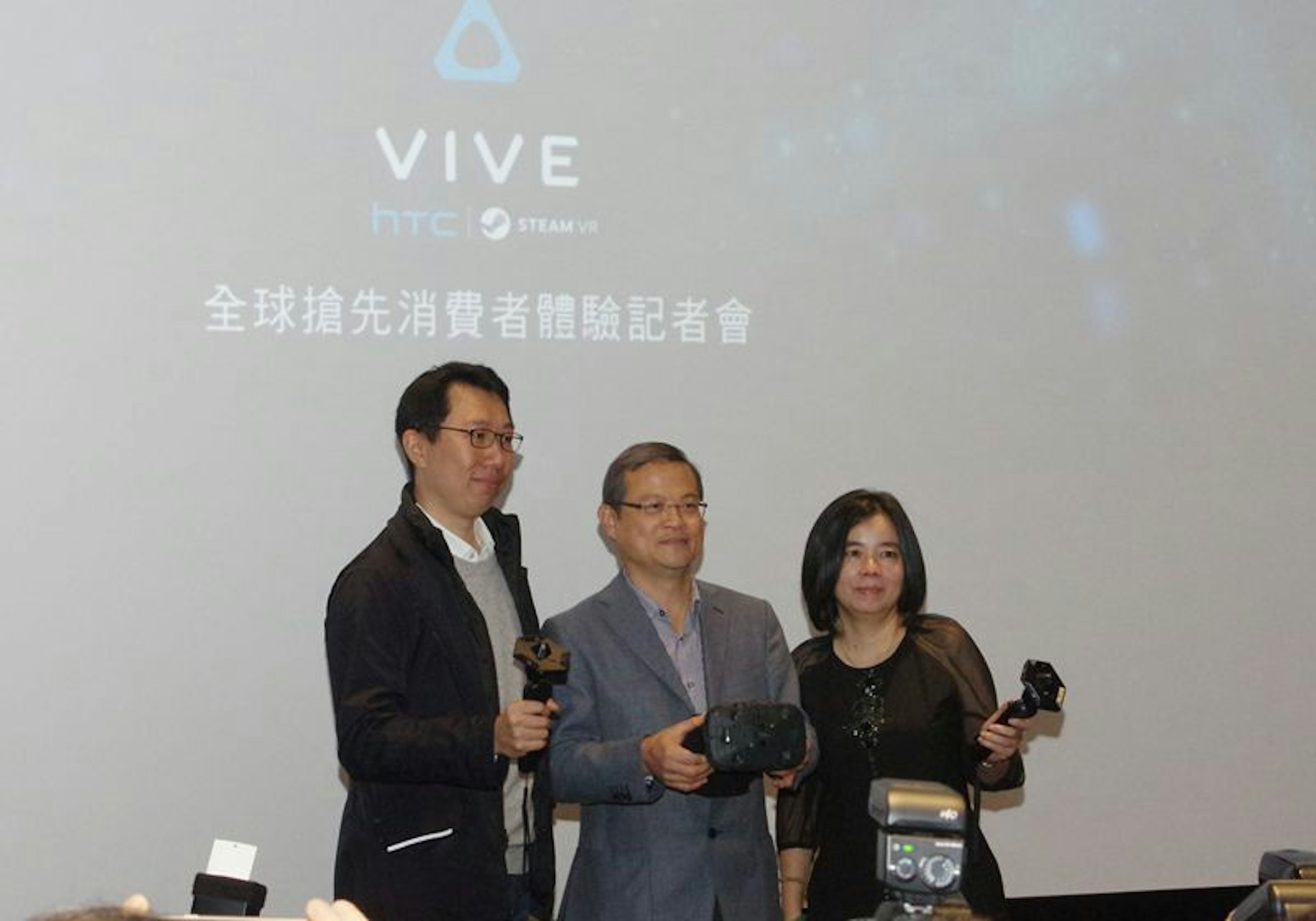是搶先讓台灣民眾感受 VR 魅力， HTC 於 12 月 15 日起於三創提供 HTC Vive 體驗這篇文章的首圖