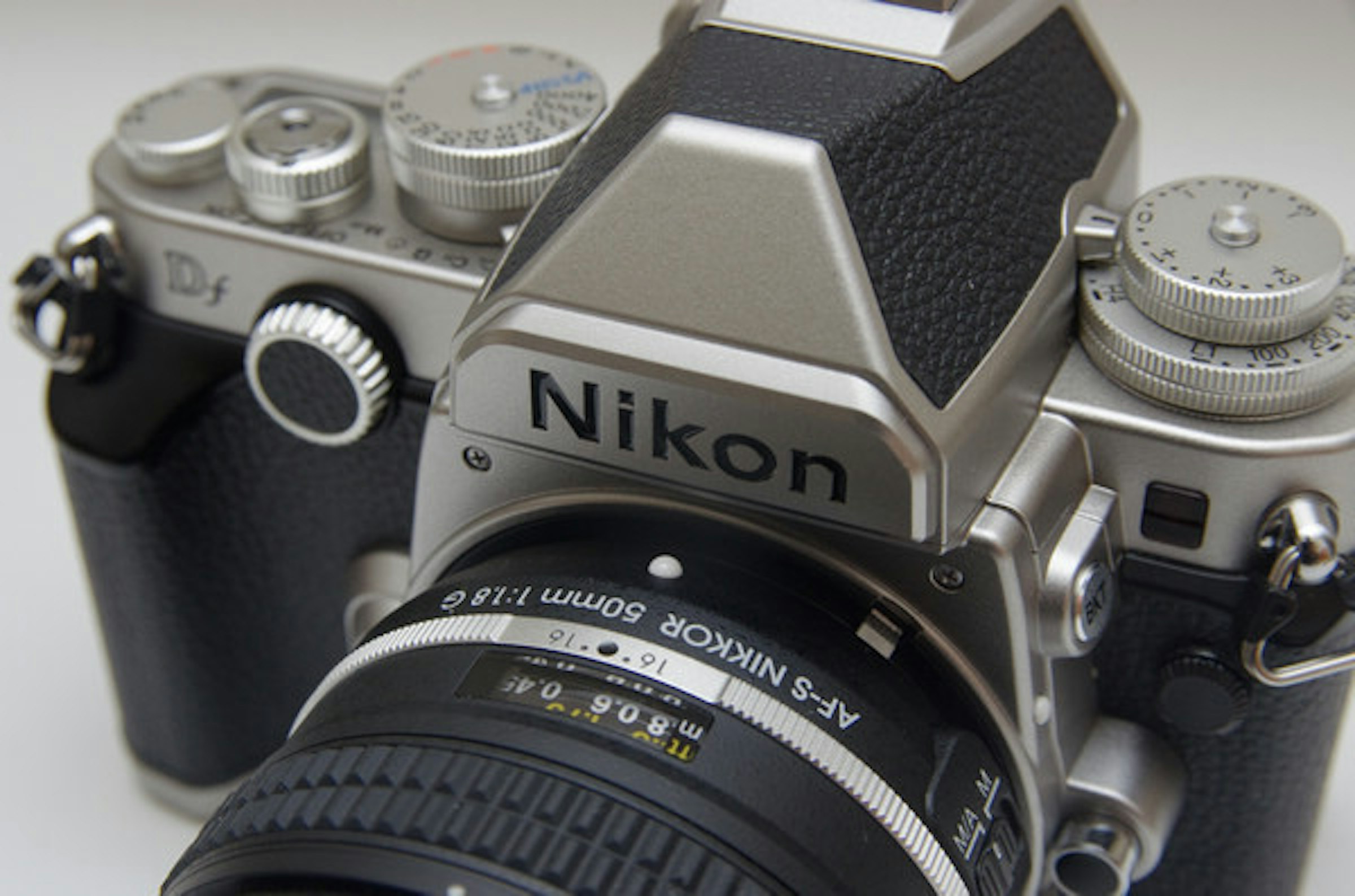 是將旗艦數位機靈魂融合機械相機手感的組合， Nikon Df 單眼相機動手玩這篇文章的首圖