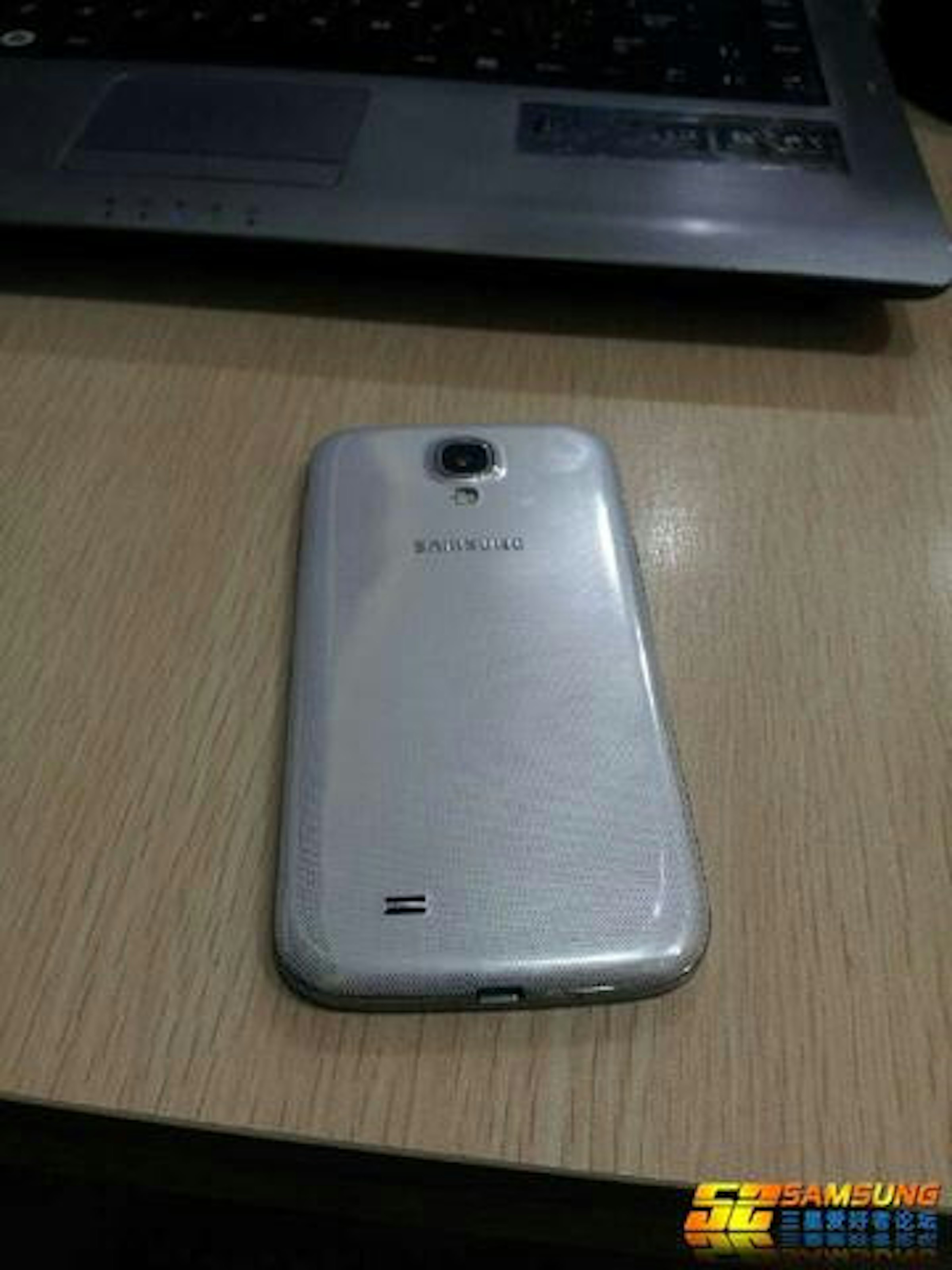 是大陸論壇偷跑三星 Galaxy S4 外觀以及跑分資訊，整體設計大致延續 S3這篇文章的首圖