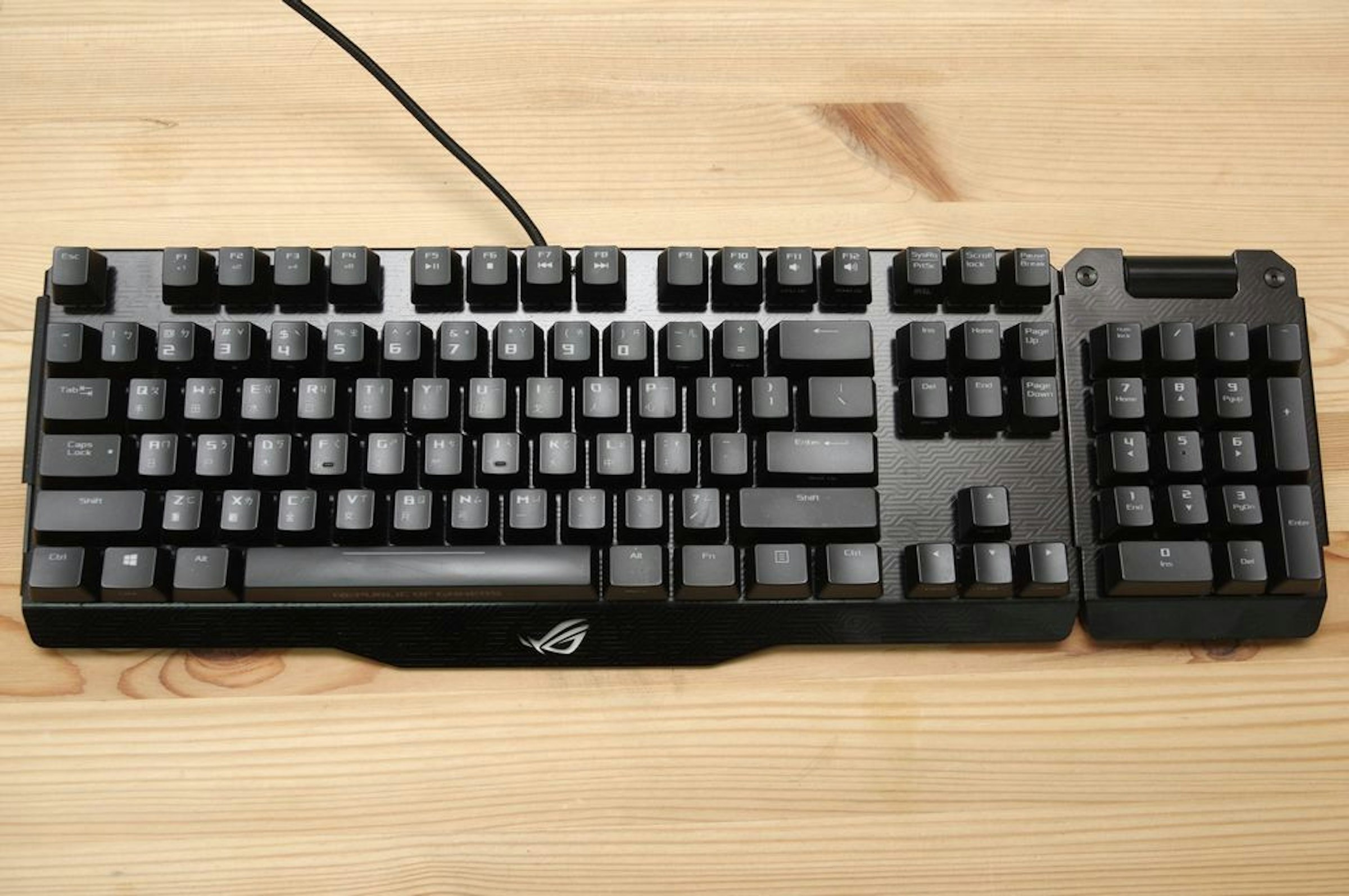 是ROG 團隊電競周邊又一心血結晶，可拆卸分離的 ROG Claymore 機械電競鍵盤動手玩這篇文章的首圖