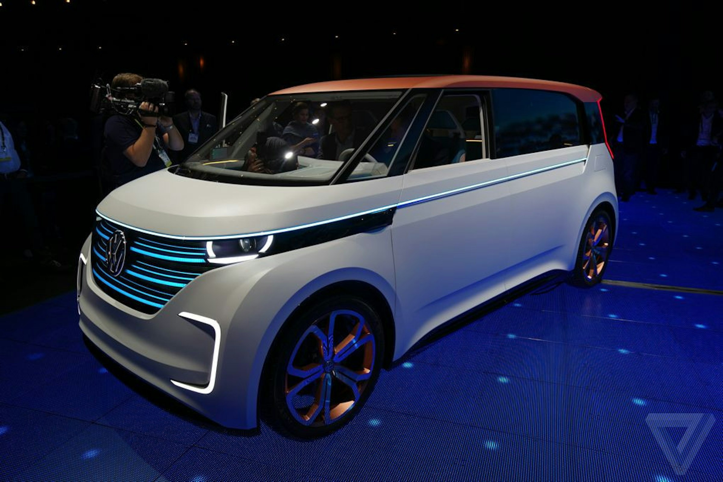 是CES 2016 ：福斯經典麵包車進化了！福斯展示純電動版箱型車 Budd-e這篇文章的首圖