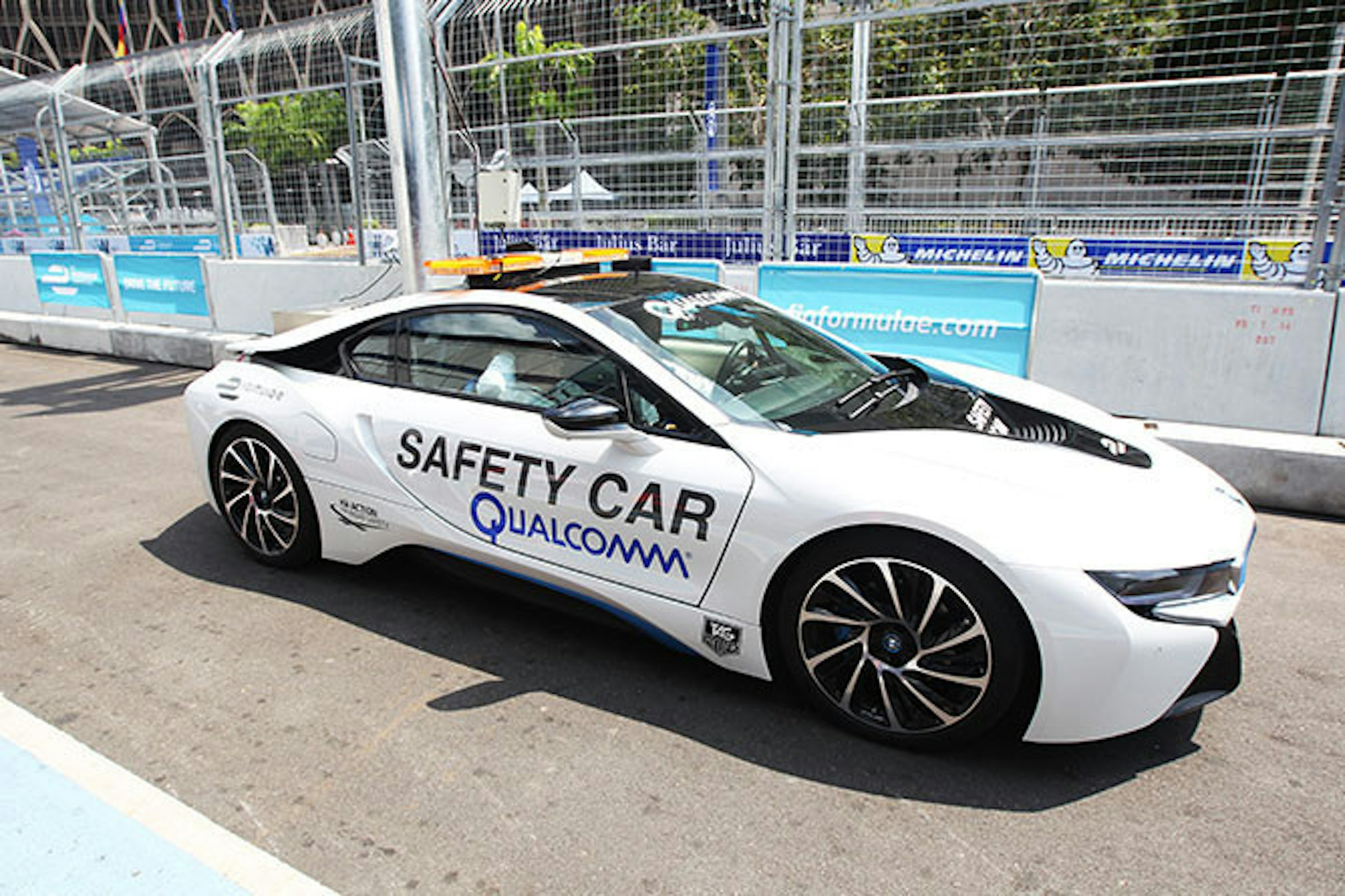 是高通宣布將於第二屆 Formule E 安全車 BMW i8 導入更大功率的 Halo 7.2kW 無線充電系統這篇文章的首圖