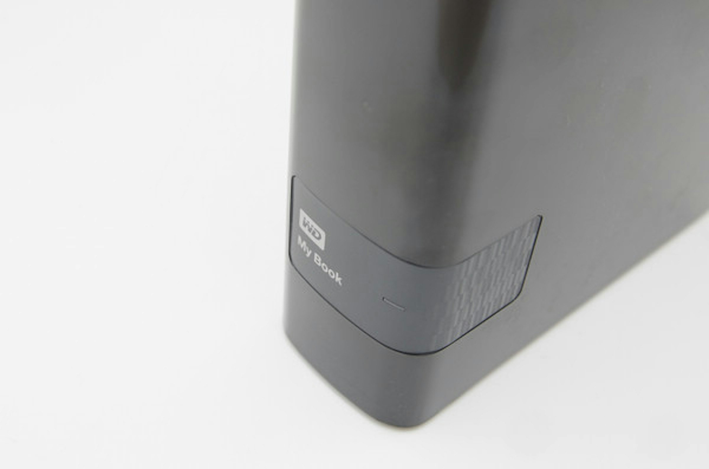是系列最大容量提升到 4TB ， WD My Book Essential 4TB 動手玩這篇文章的首圖