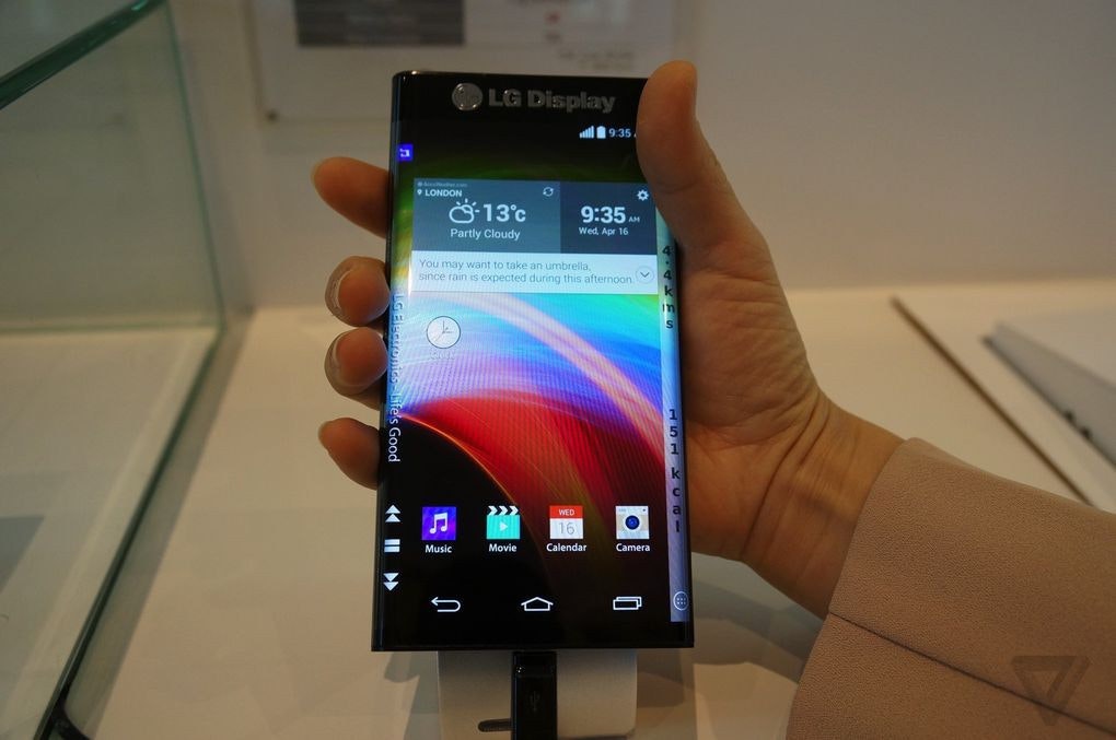 是CES 2015 ： 只有一邊彎曲的三星 Galaxy Note Edge 遜了，看看 LG Display 在 CES 展示螢幕雙邊皆彎曲的原型機吧這篇文章的首圖