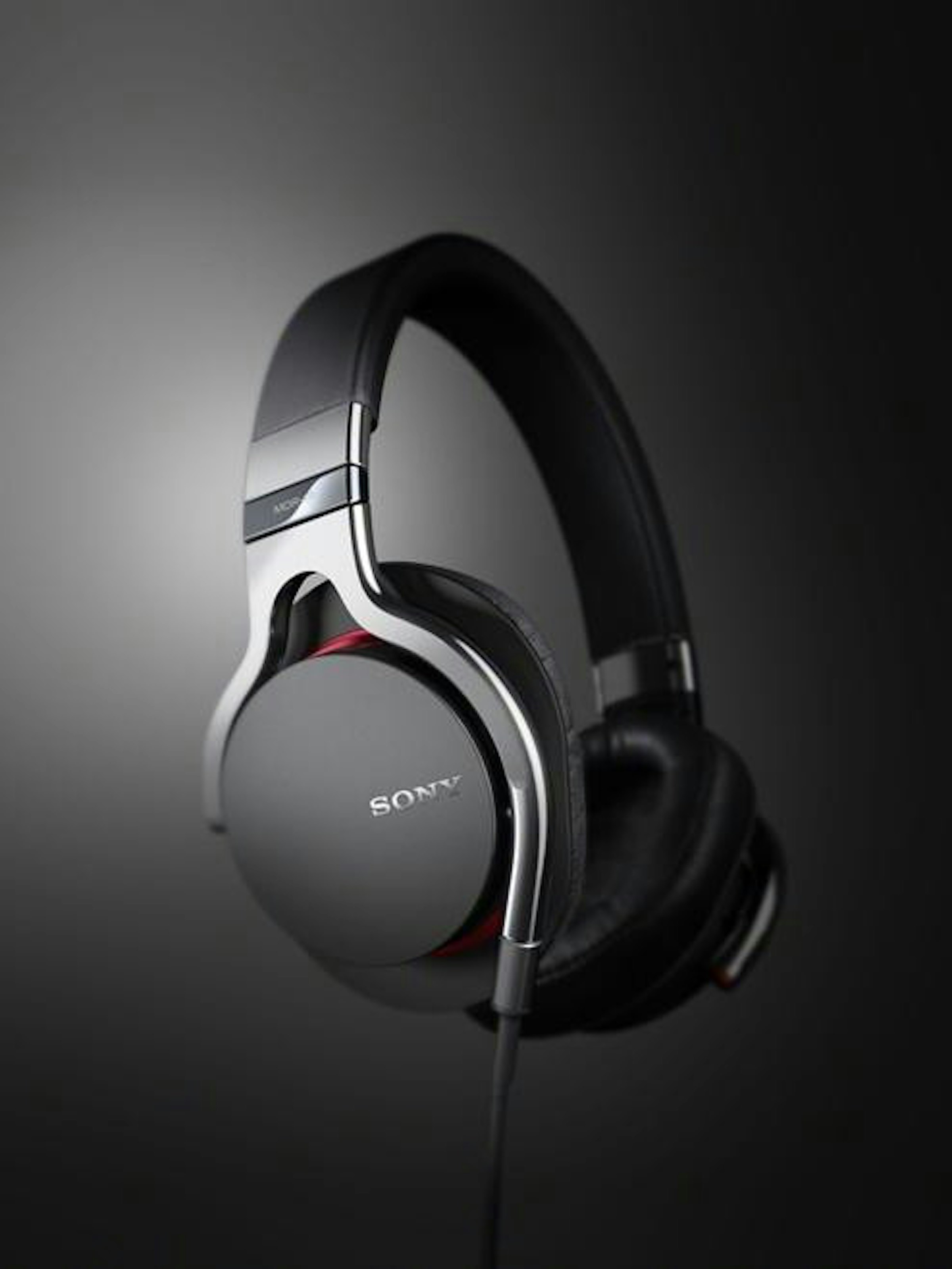 是Sony 高階封閉式耳罩耳機 MDR-1 在 IFA 發表這篇文章的首圖