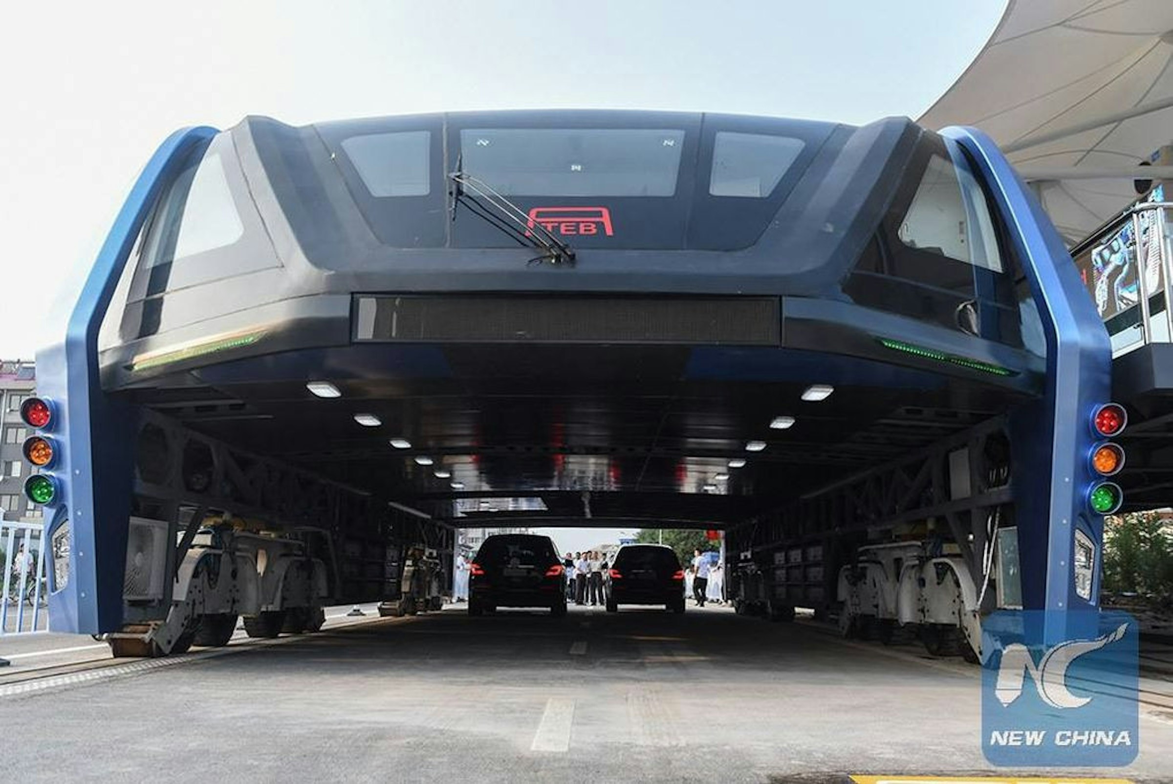是能讓轎車在底下行駛的怪異高架化大眾運輸系統 TEB-1 已經在中國試運行這篇文章的首圖