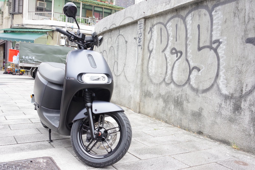 Scooter, Tire, Car, Honda, Automotive design, Motor vehicle, Wheel, Moped, Spoke, Automotive lighting, scooter, motor vehicle, car, scooter, motorcycle, vehicle, wheel, street, automotive wheel system, automotive design, moped
