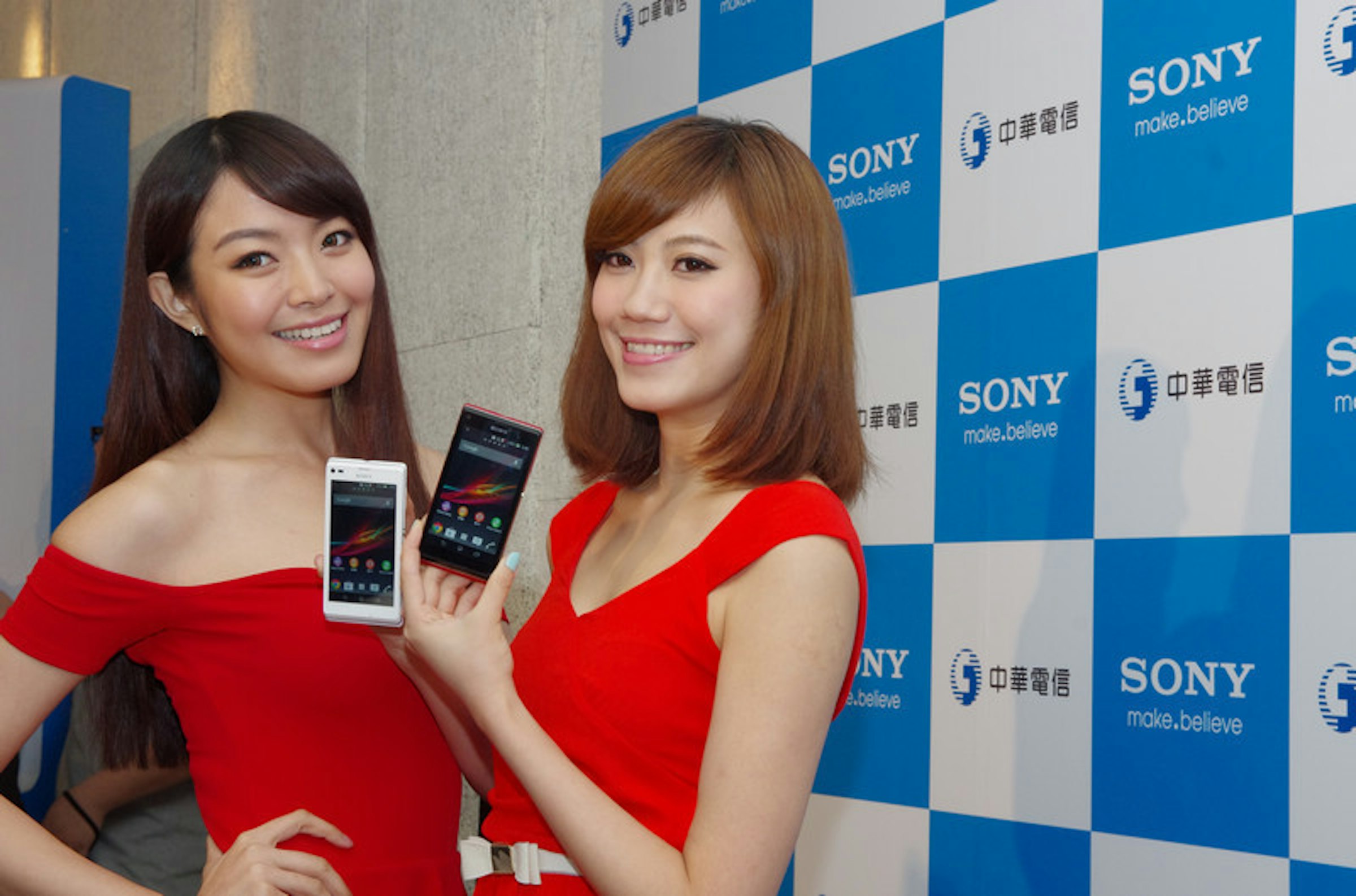 是講求 5 吋最佳握感與同級最佳相機的 Sony Xperia ZL 、 Xperia L 在台上市這篇文章的首圖