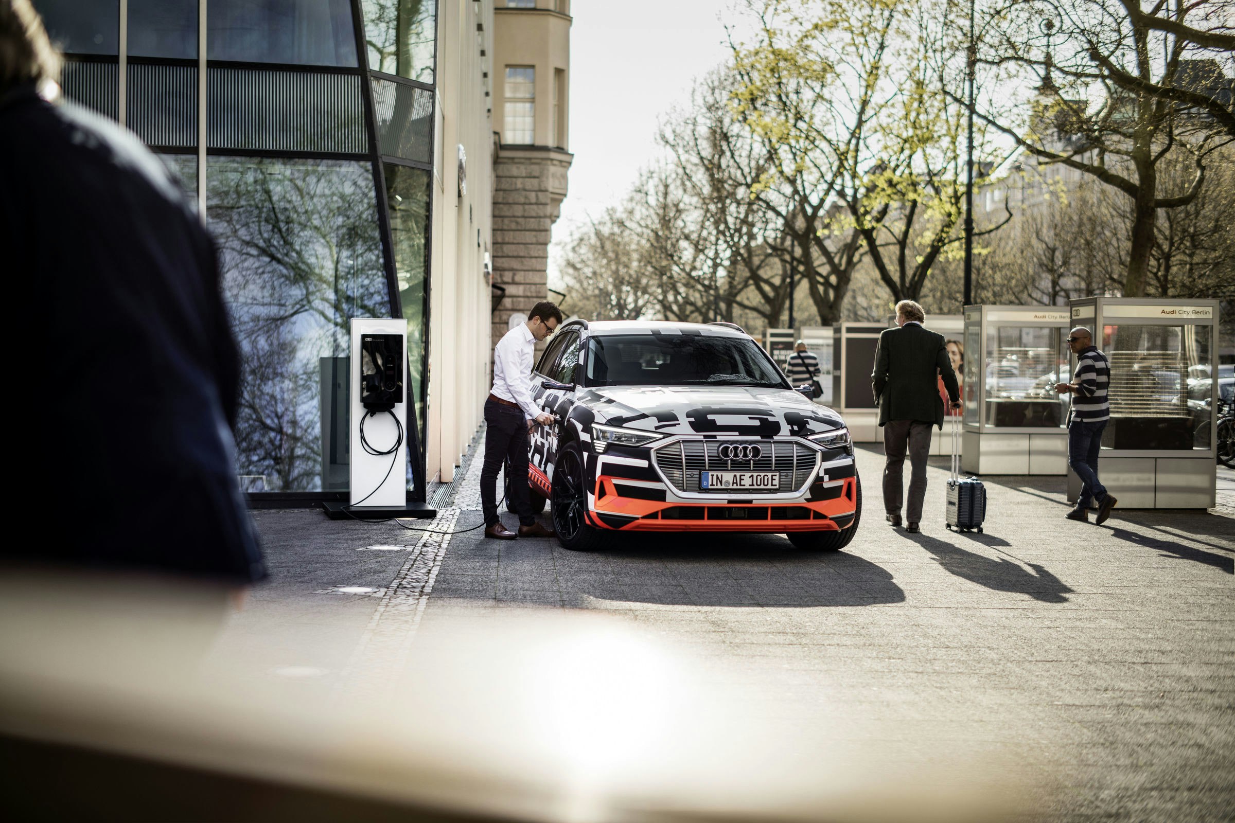Car, Audi, Audi, Electric vehicle, Sport utility vehicle, Volkswagen, Electric car, Audi e-tron, Motor Vehicle Service, Audi City BertinIN AE 10GE, Audi, City, Bertin, IN, AE, 10GE, car, land vehicle, vehicle, automotive design, motor vehicle, luxury vehicle, sport utility vehicle, wheel, street, automotive exterior, Audi City BertinIN AE 10GE, 汽車，奧迪，奧迪，電動汽車，運動型多功能車，大眾，電動車，奧迪e-tron，汽車服務，奧迪城市BertinIN AE 10GE，奧迪，城市，貝坦，IN，AE，10GE，汽車，陸地車輛，汽車，汽車設計，汽車，豪華車，越野車，車輪，街道，汽車外飾，奧迪City BertinIN AE 10GE