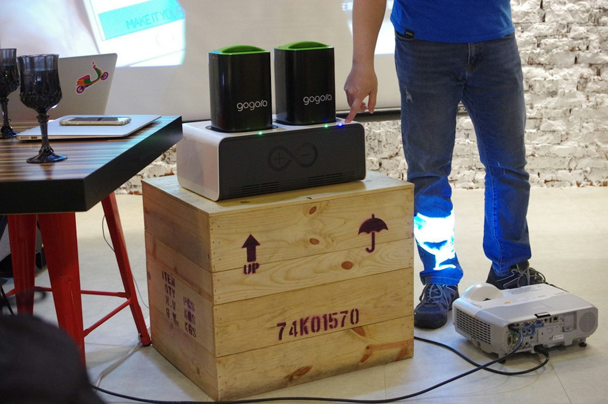 Table, Electronics, Furniture, Technology, Gadget, Electronic Musical Instruments, electronics, technology, electronic device, furniture, electronics, table, electronic instrument, gadget