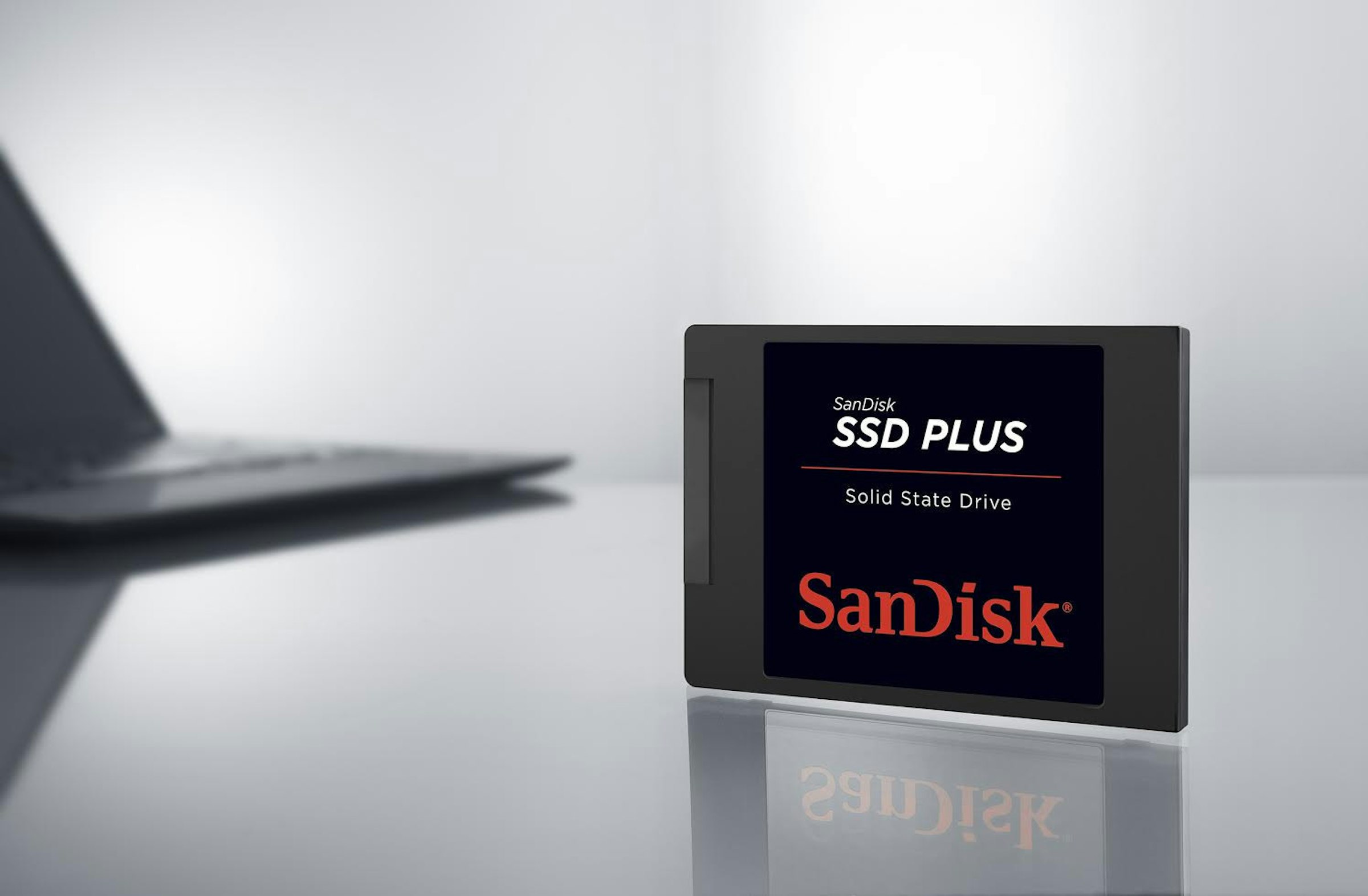 是鎖定主流消費族群， SanDisk 推出讀取速度達 535MBps 之 SanDisk SSD Plus 固態硬碟這篇文章的首圖