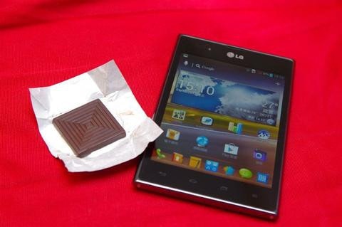 是一手難以掌握的黑色巧克力， LG Optimus Vu 動手玩這篇文章的首圖