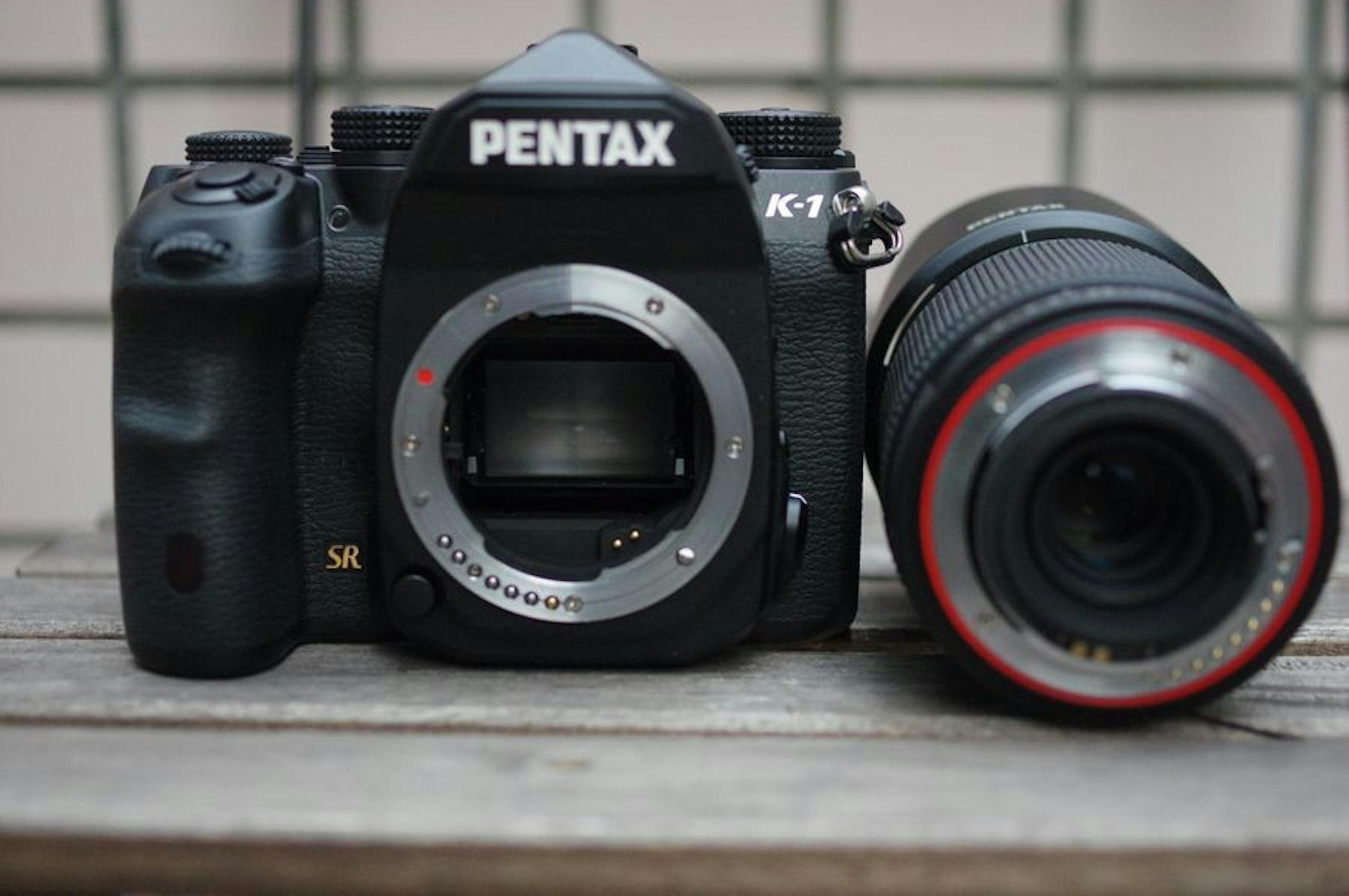 是為死忠玩家而生，遲了 16 年的 Pentax K1 動手玩 (設計篇)這篇文章的首圖