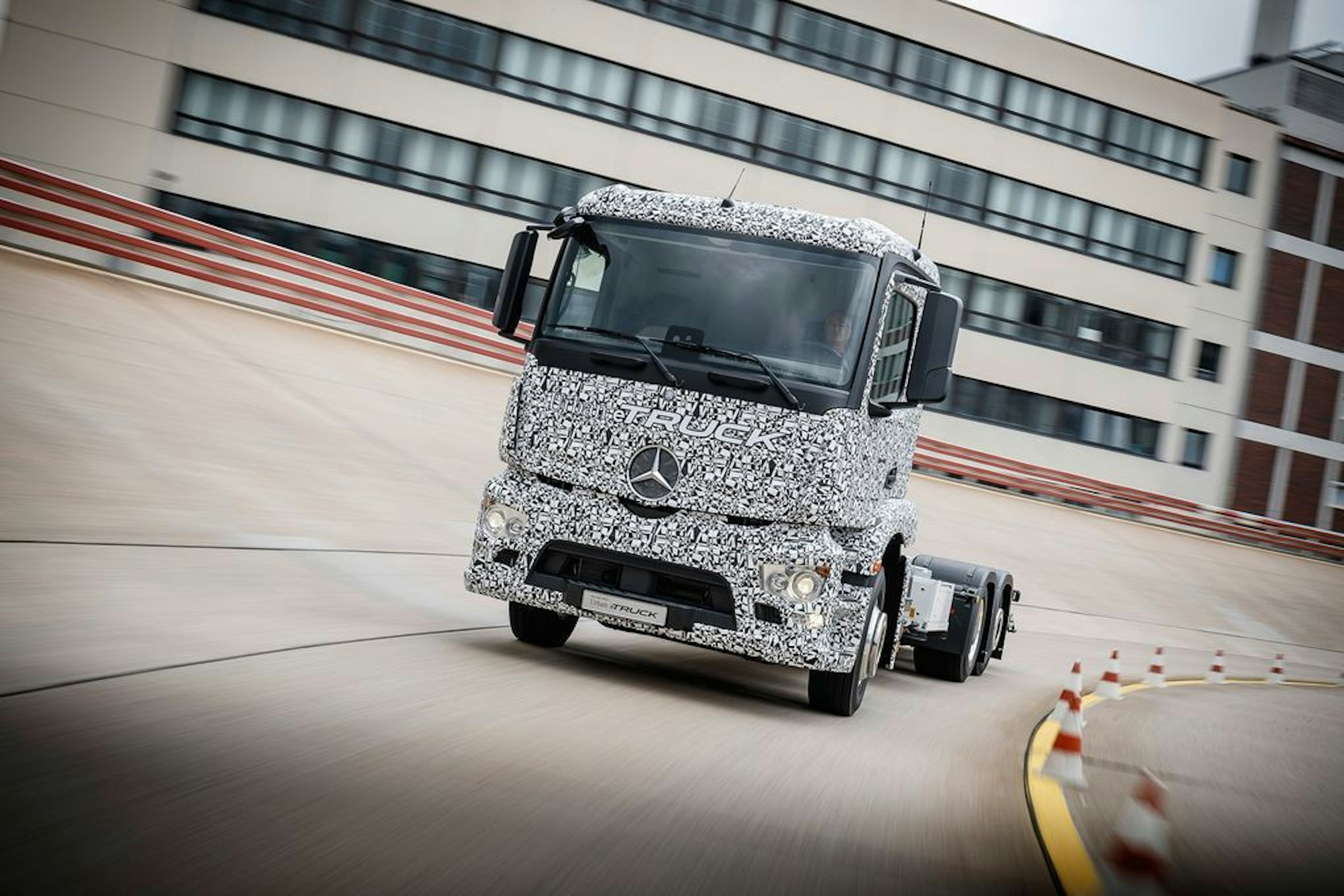 是Benz 打算在 2020 年推出純電的拖車頭，希望改變拖車等同排放大量黑煙的形象這篇文章的首圖