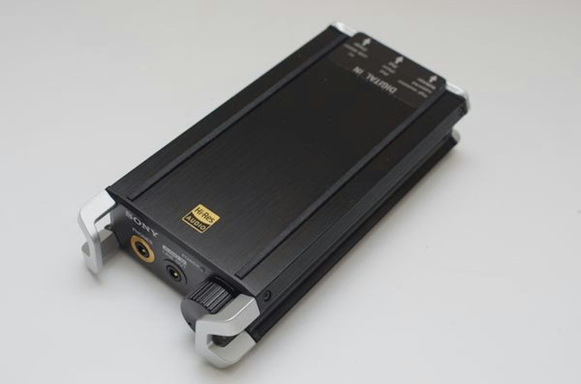 是定位更進階且支援 DSD 檔播放， Sony 隨身 DAC 耳擴一體機 PHA-2 動手玩這篇文章的首圖