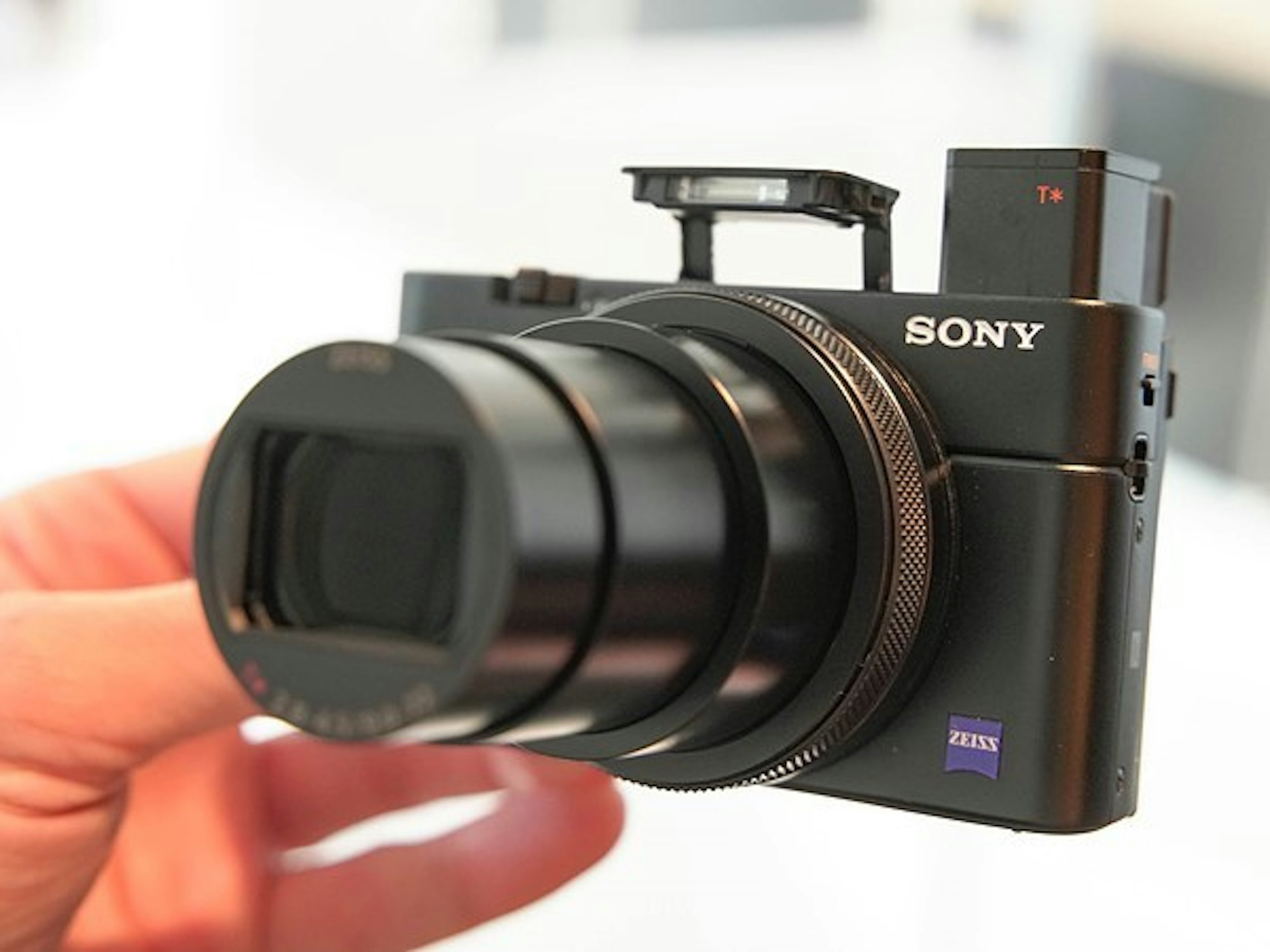 Digital SLR, Camera lens, , Photography, Mirrorless interchangeable-lens camera, Single-lens reflex camera, Camera, Product design, , Sony, sony corporation, digital camera, camera, cameras & optics, single lens reflex camera, camera lens, camera accessory, mirrorless interchangeable lens camera, product, digital slr, photography, Sony Corporation