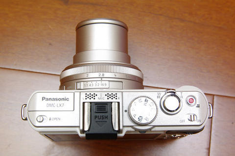 啟用新感光元件、大光圈鏡頭與光圈環設計， Panasonic LX7 動手玩