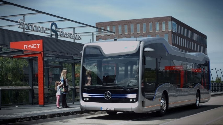 是勾勒出新一代大眾運輸系統的樣貌， Benz 半自動駕駛公車達成 20 公里 BRT 路線行駛里程碑這篇文章的首圖