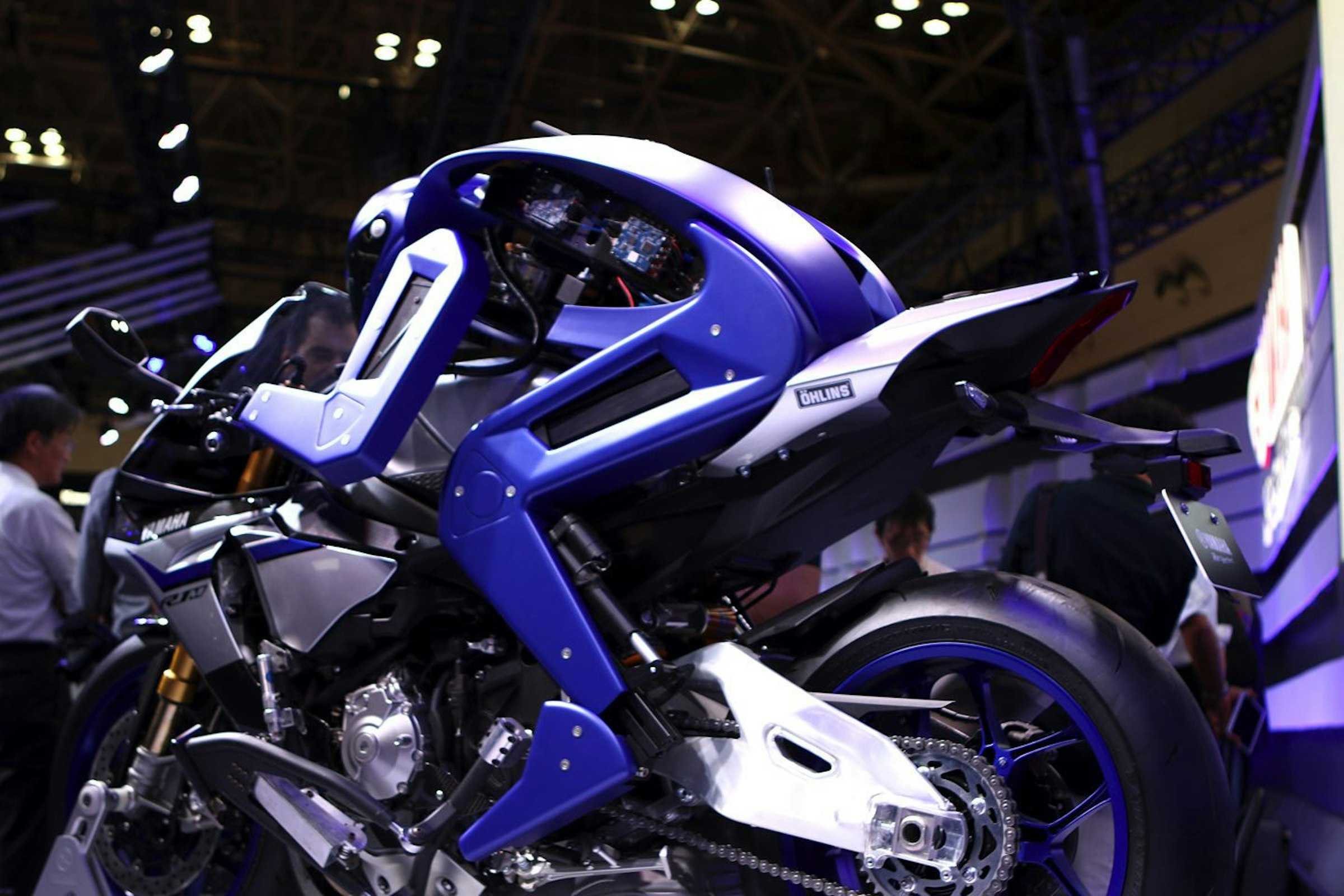 是二足人形機器人才是日本人的浪漫！ Yamaha 展示為了超越 Rossi 的機車自動駕駛機器人 MOTOBOT ver.1這篇文章的首圖