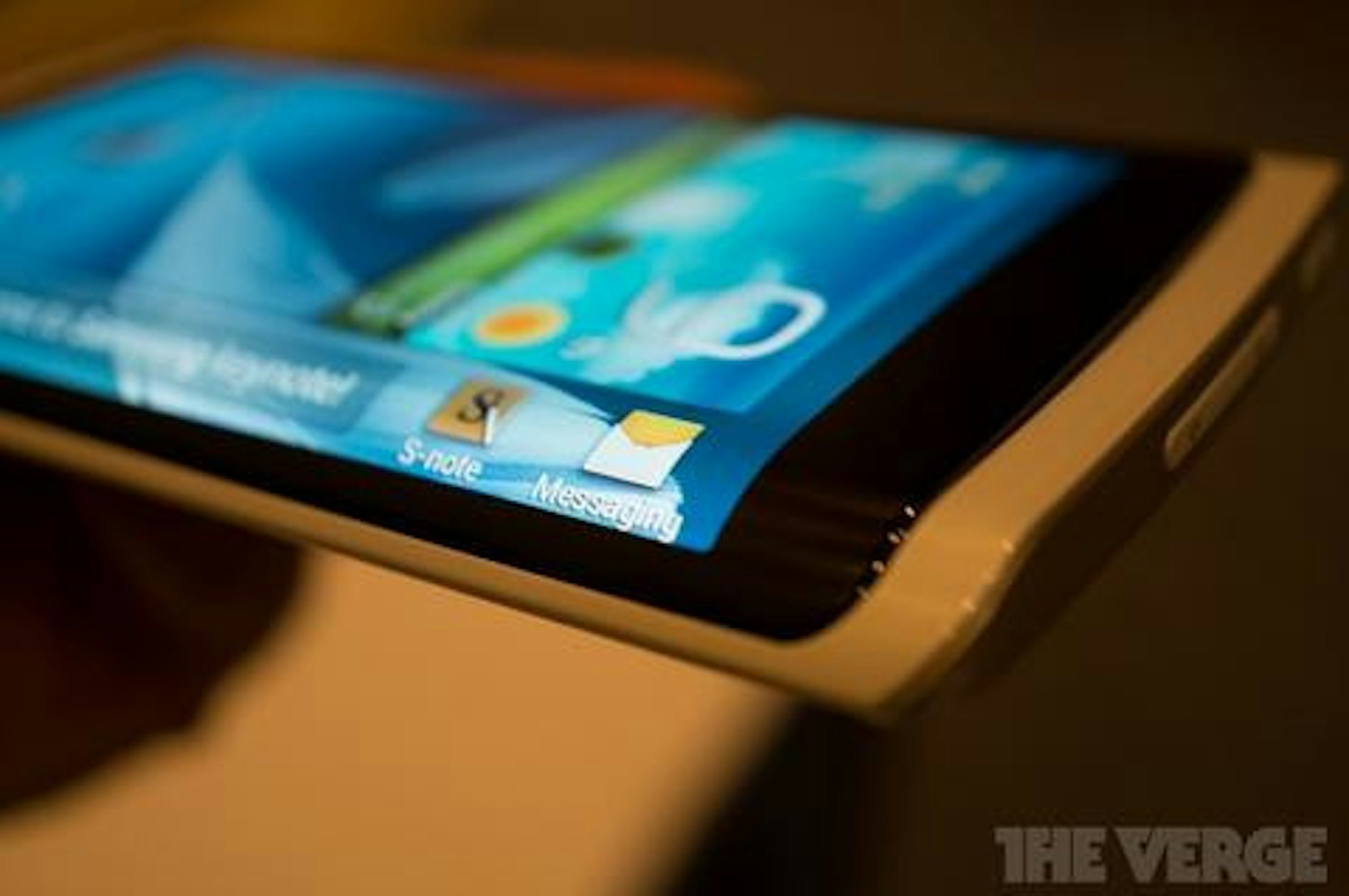是三星於 CES 展出搭載可撓式 OLED 顯示器原型手機這篇文章的首圖