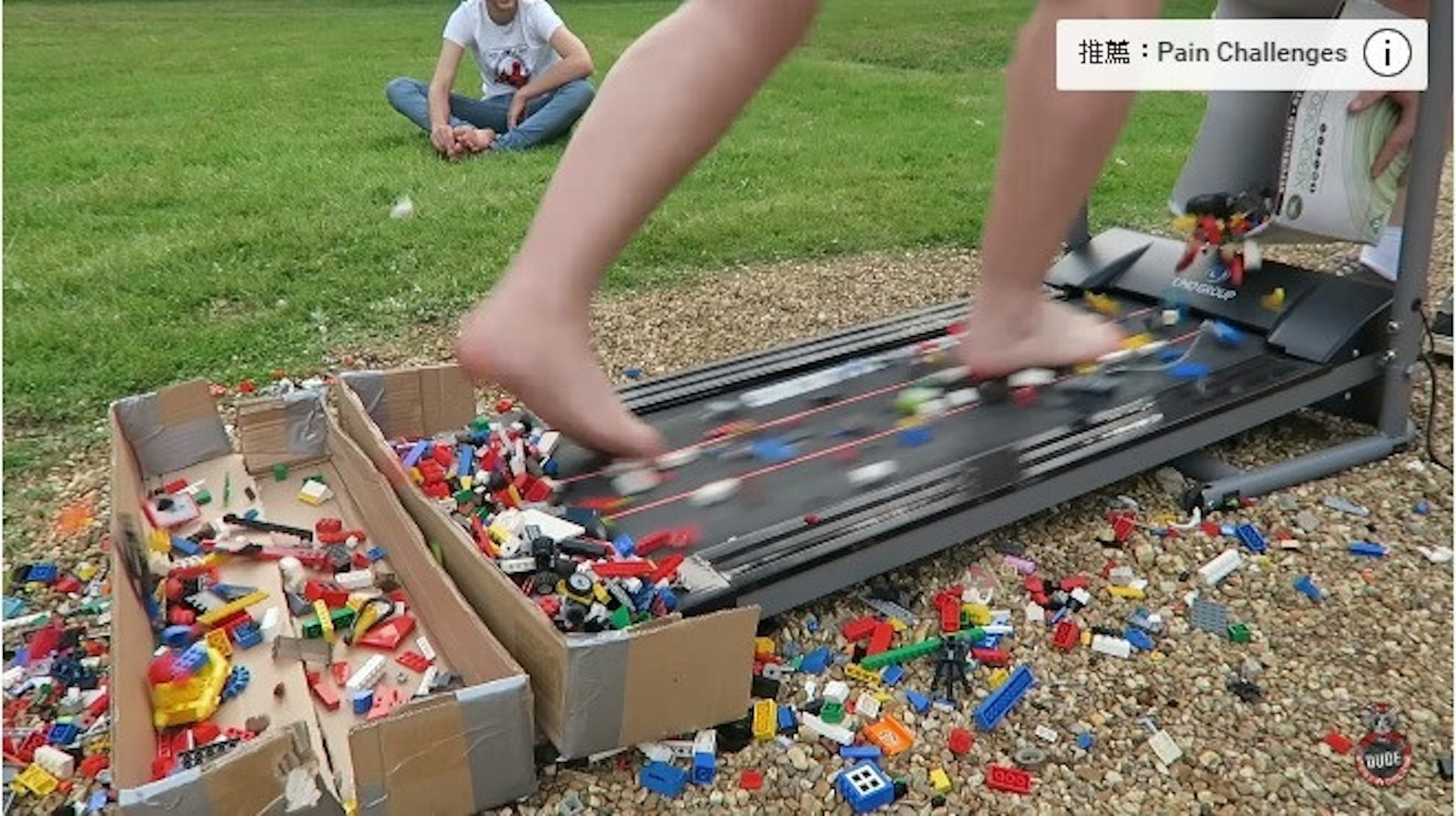 是作為懲罰遊戲，赤腳在跑步機上踩過一堆樂高積木或許是不錯的餿主意...這篇文章的首圖