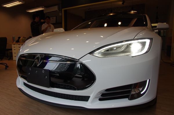 是Go Park Yourself 成真！ Tesla 將透過更新使 Model S 、 Model X 可自動停入車庫這篇文章的首圖