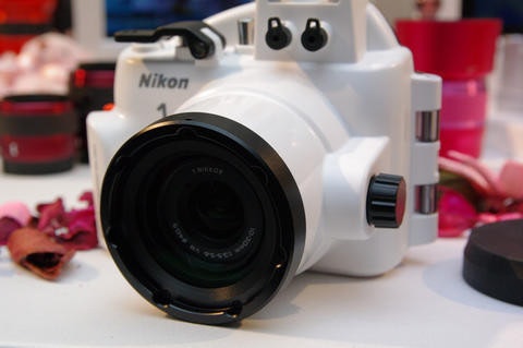 是讓 Nikon 1 J1 / J2 可以拍攝水下美景的專用潛水盒登場了!這篇文章的首圖