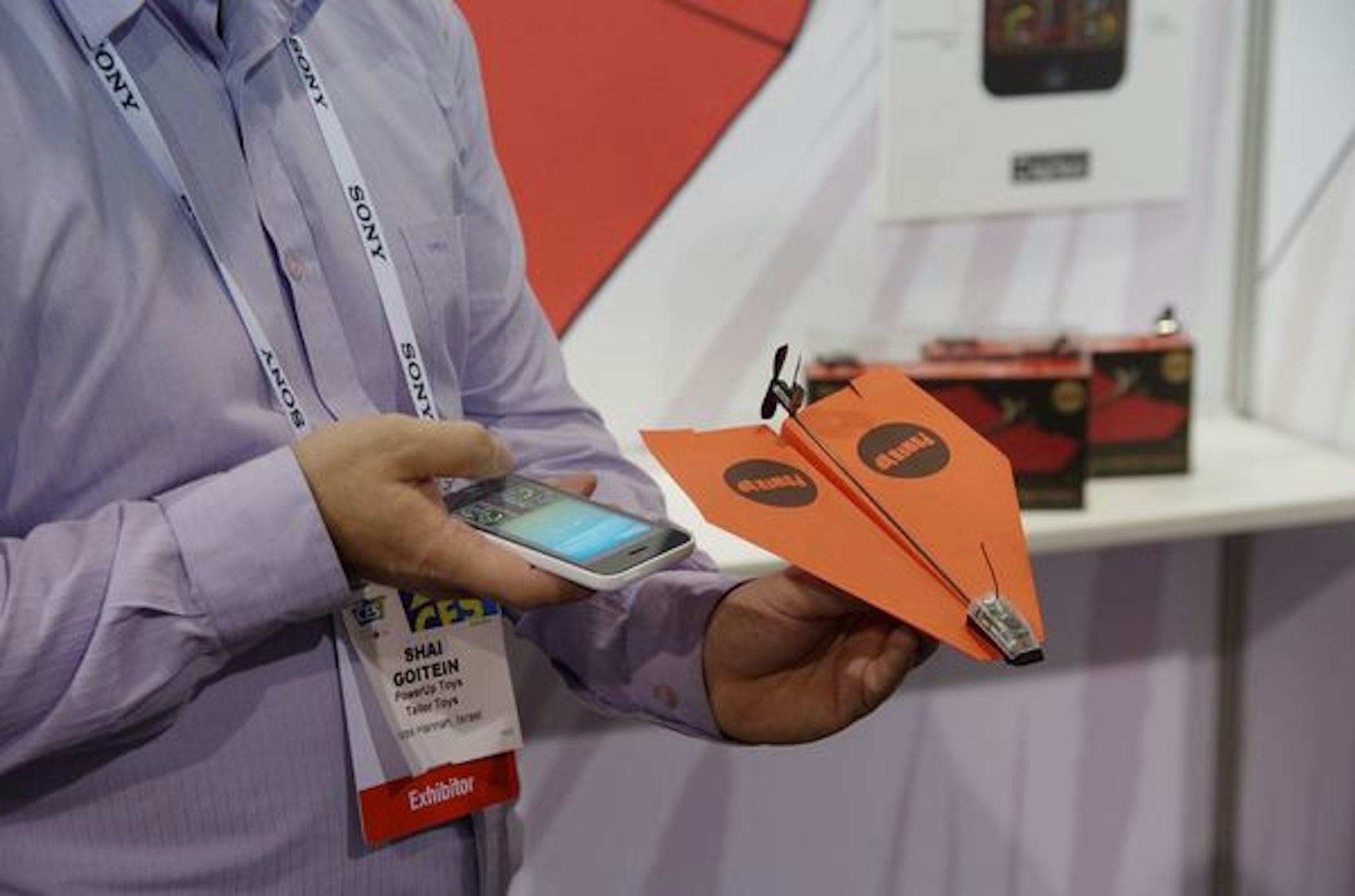 是CES 2014 ：可把紙飛機變遙控飛機的 Power UP 3.0 將於今年中旬正式零售這篇文章的首圖