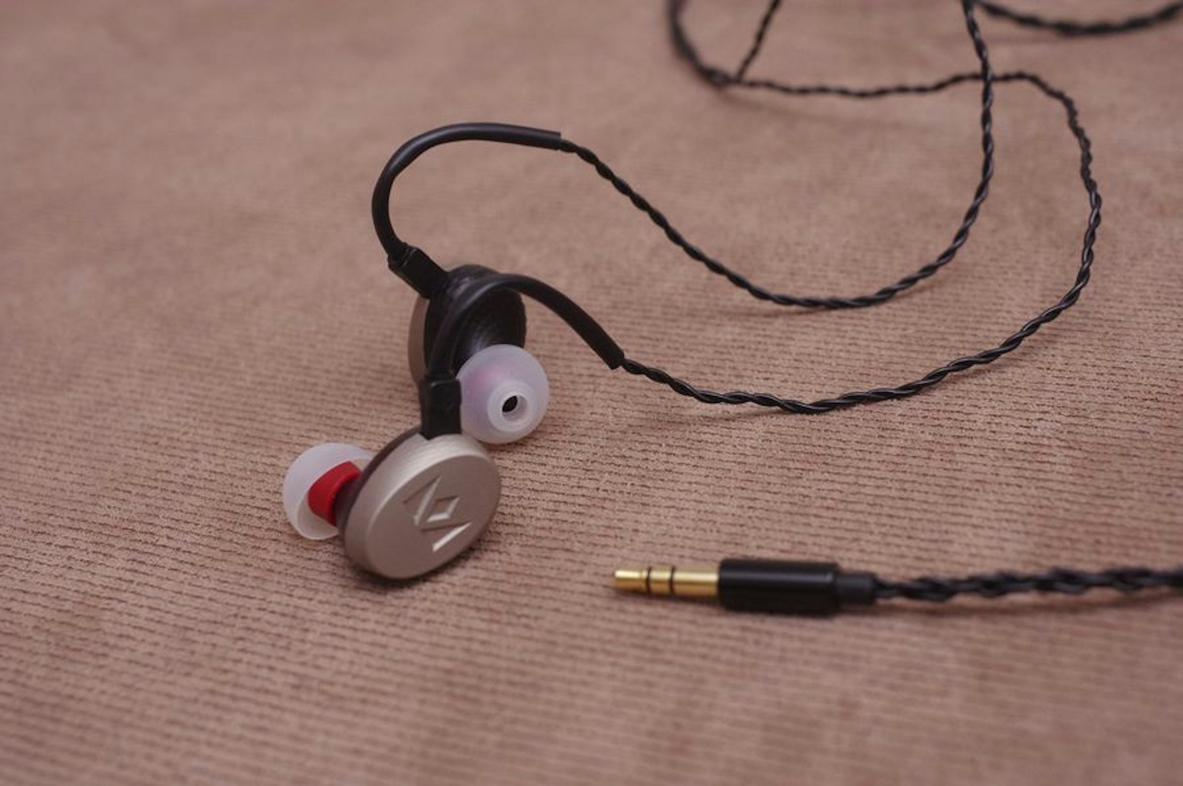 是鋒藏於拙的逆刃刀， Noble Audio 九單體耳機 Katana 動手玩這篇文章的首圖