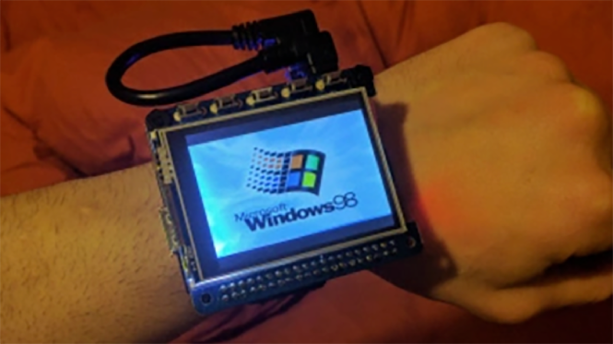 是神人用樹莓派自製智慧手錶，把 Windows 98 戴在手上這篇文章的首圖