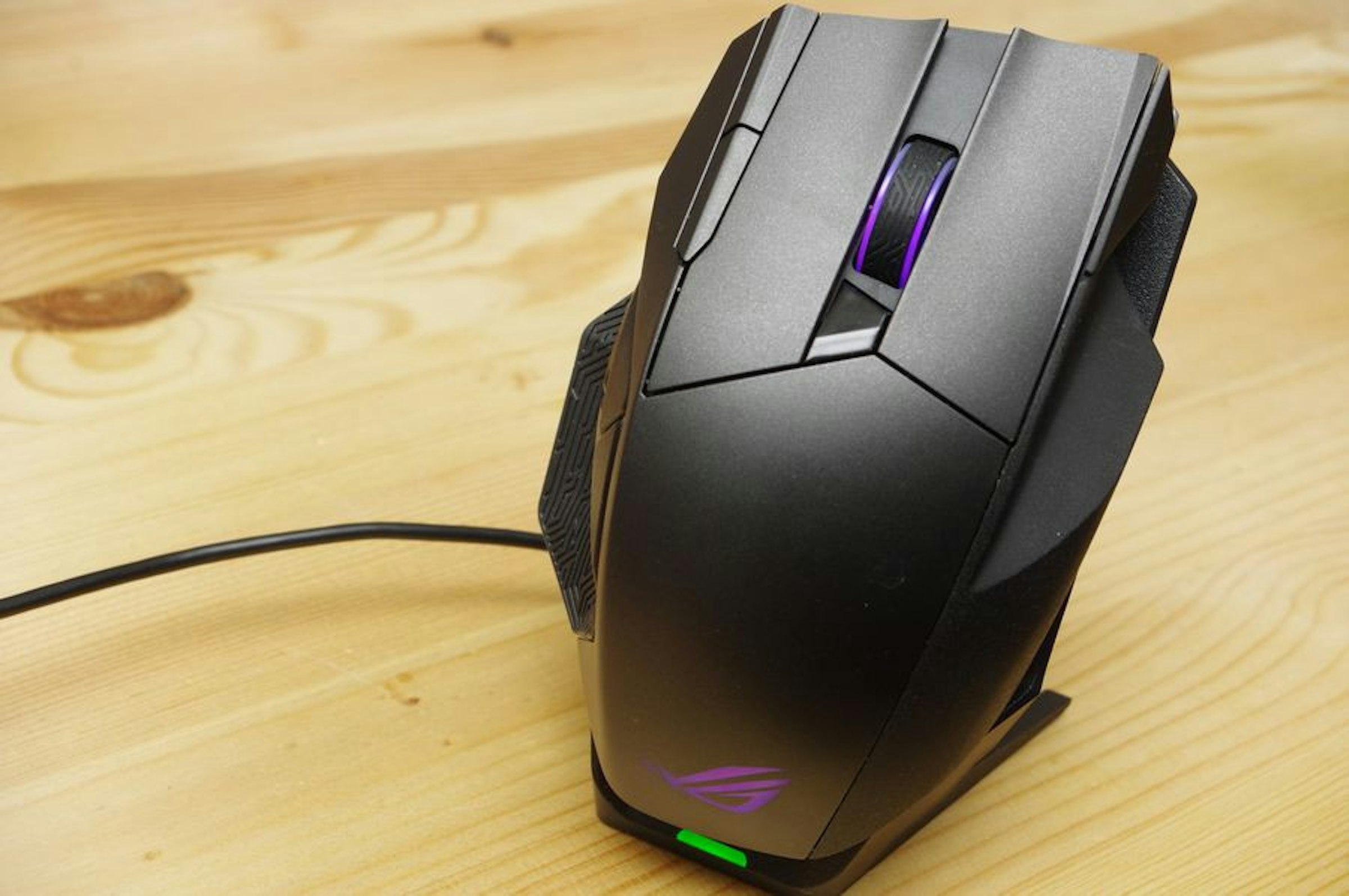 是為 MMO 而鍛的掌中長劍， ASUS ROG SPATHA 無線滑鼠動手玩這篇文章的首圖