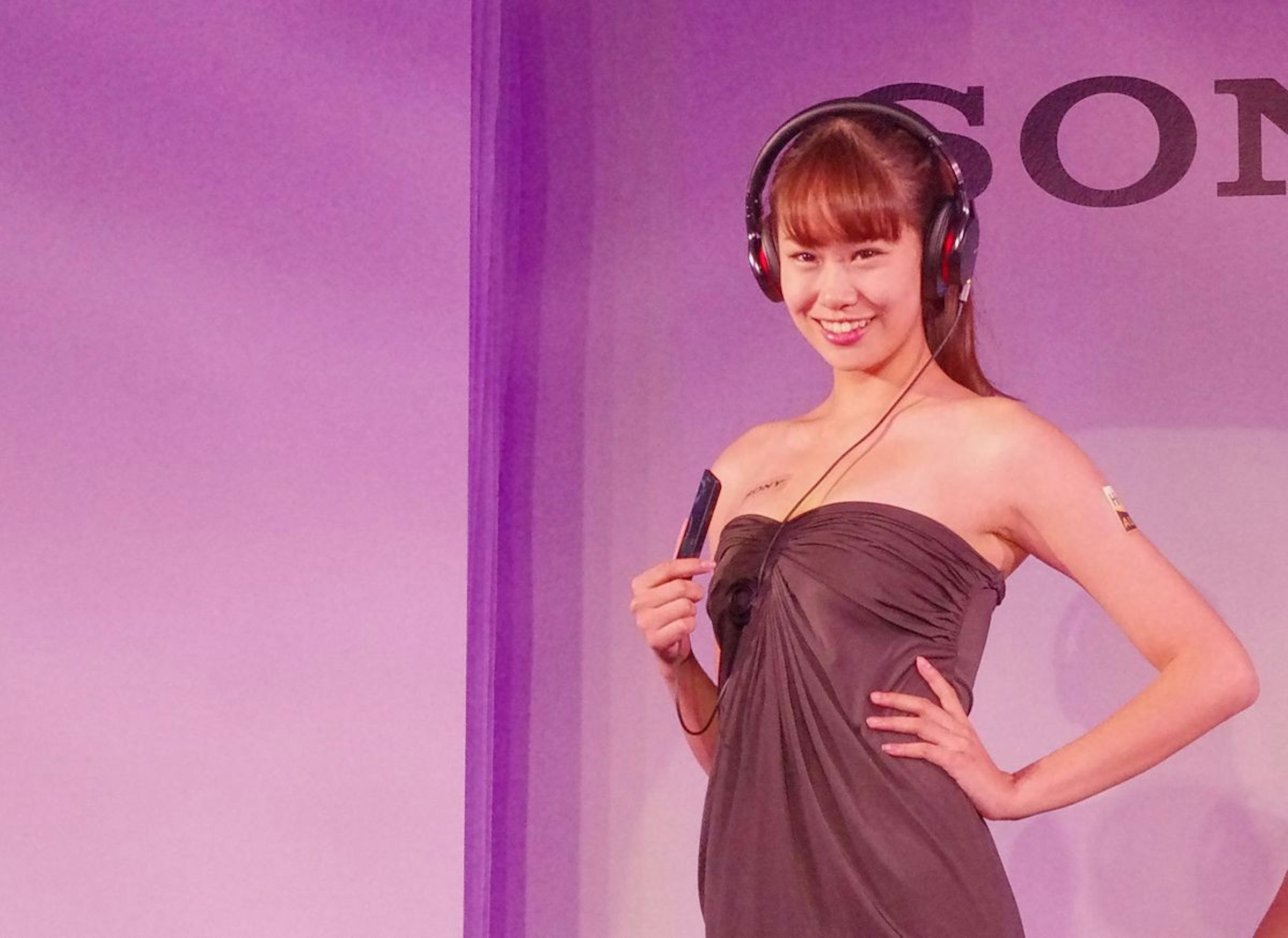 是導入鍍鋁液晶振膜，  Sony MDR-1A以及內建數位解碼的 MDR-1ADAC 在台推出這篇文章的首圖