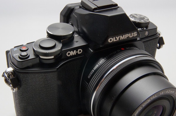 是誠意十足的 OM-D 最新成員， Olympus E-M10 動手玩這篇文章的首圖