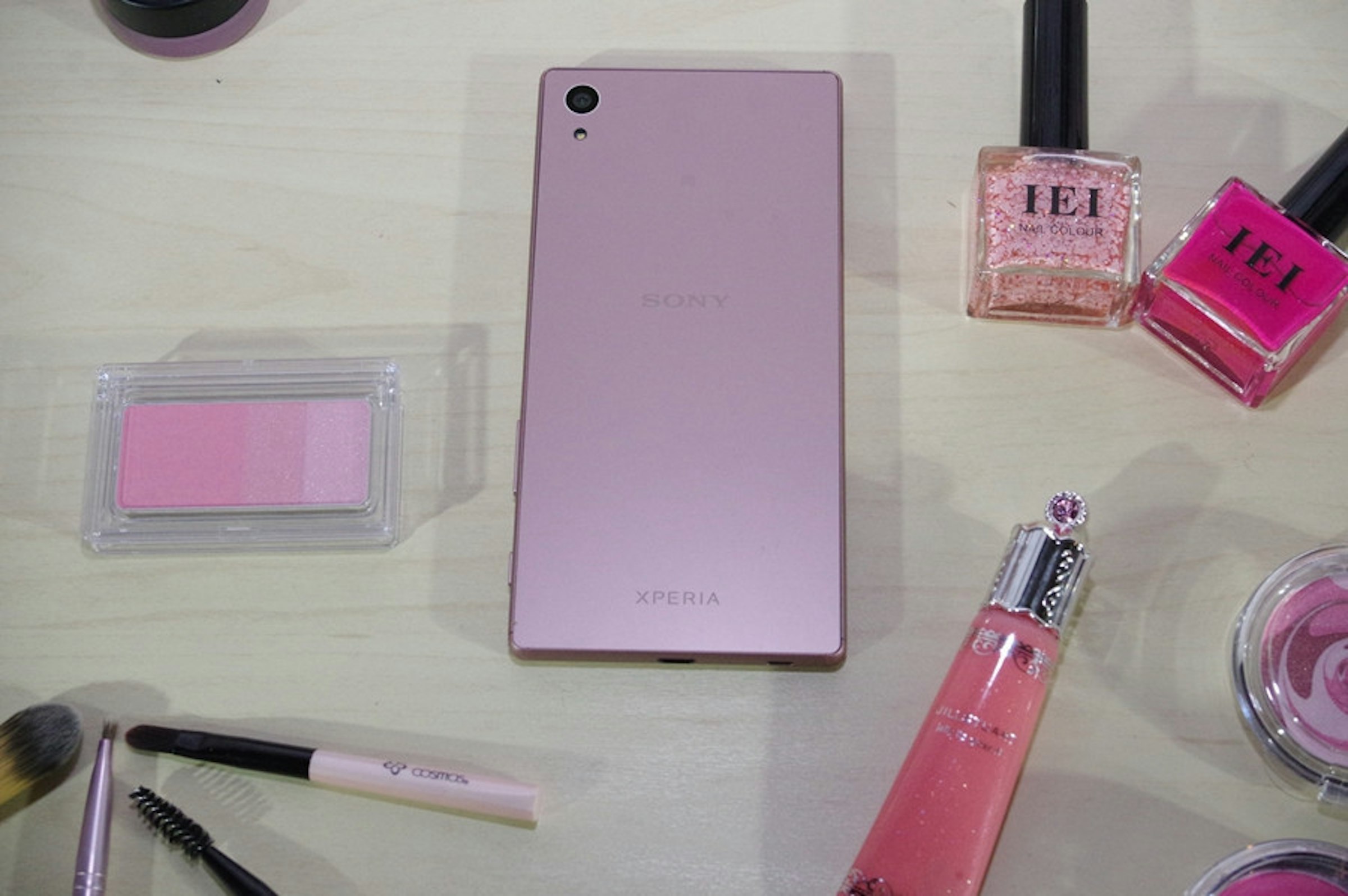 是柔和而沉穩的日系粉色， Xperia Z5 玫瑰石英粉動眼看這篇文章的首圖