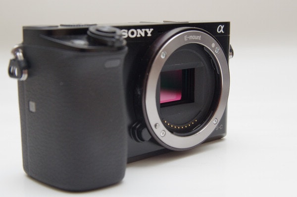 是外觀設計不會有驚喜，傳 Sony A6100 相機將與 A6000 設計沒兩樣這篇文章的首圖