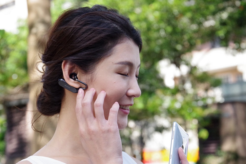 Sony Xperia XZ2, , Sony Mobile, Sony, , Asistente persoal intelixente, ソニー Xperia Ear Duo, Qualcomm Snapdragon, 5G, Wireless, beauty, skin, beauty, nose, girl, black hair, smile, fun, eyelash, brown hair