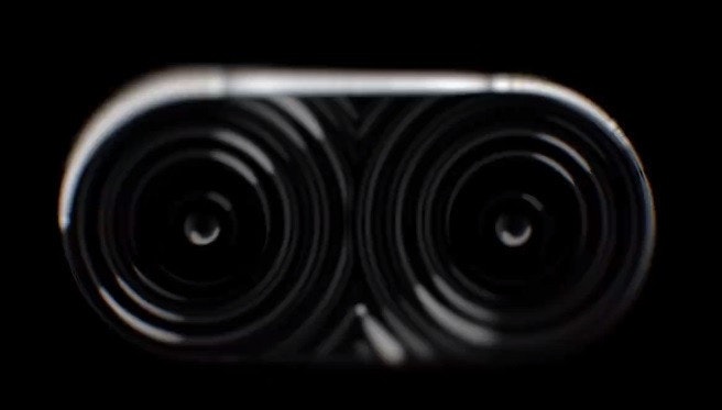 是華碩 CES 重頭戲 ZenFone 將搭載雙鏡頭設計(補充：另有人指出也許只是與鏡頭造型相同之閃光燈)這篇文章的首圖