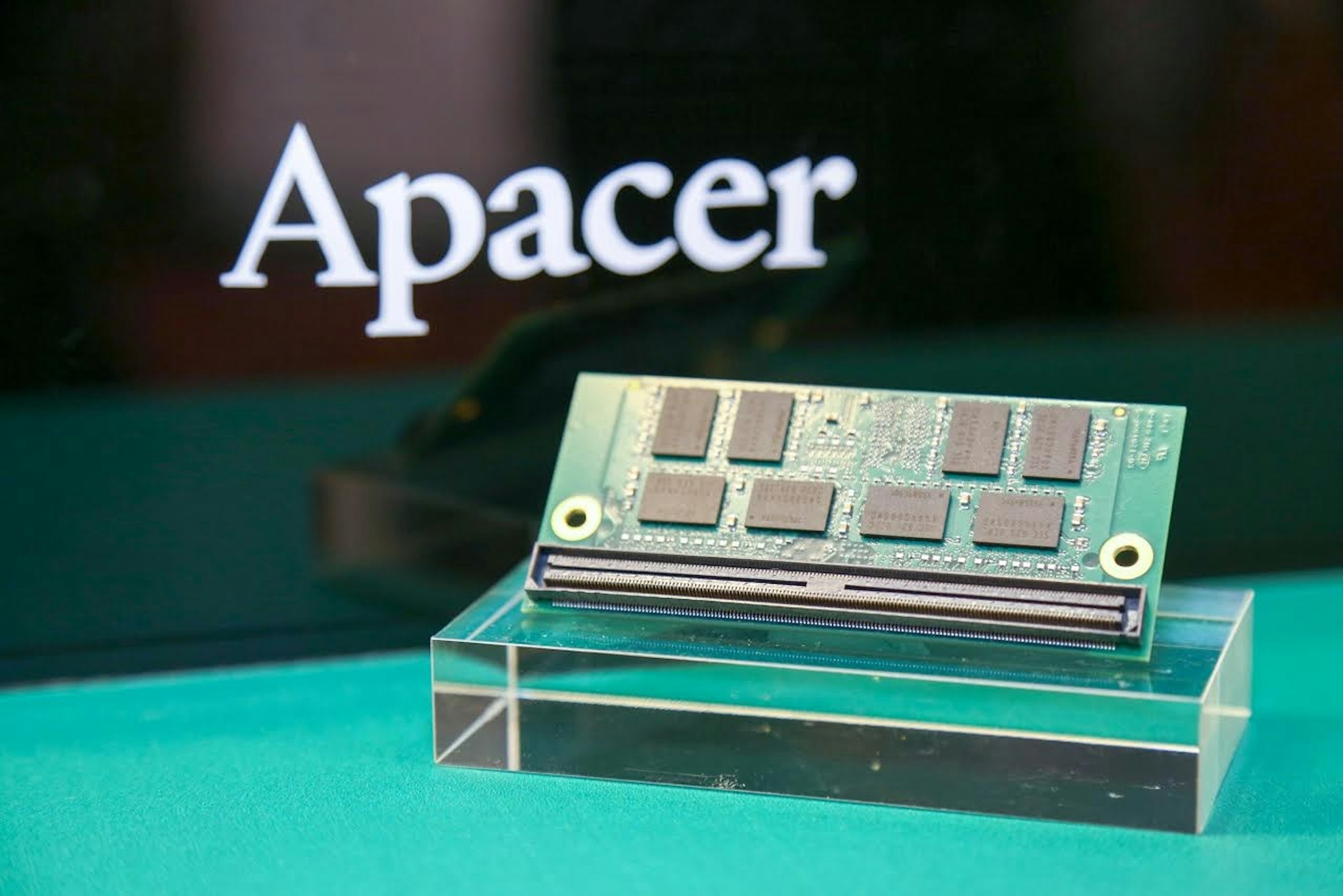 Laptop, Flash Memory Cards, Card reader, MicroSDHC, Secure Digital, Computer, Adapter, Gigabyte, CompactFlash, Adapter, pacer, pacer, product, electronics, font, scale model, pacer, 筆記本電腦，閃存卡，讀卡器，MicroSDHC，安全數字，計算機，適配器，技嘉，CompactFlash，適配器，起搏器，起搏器，產品，電子產品，字體，比例模型，起搏器