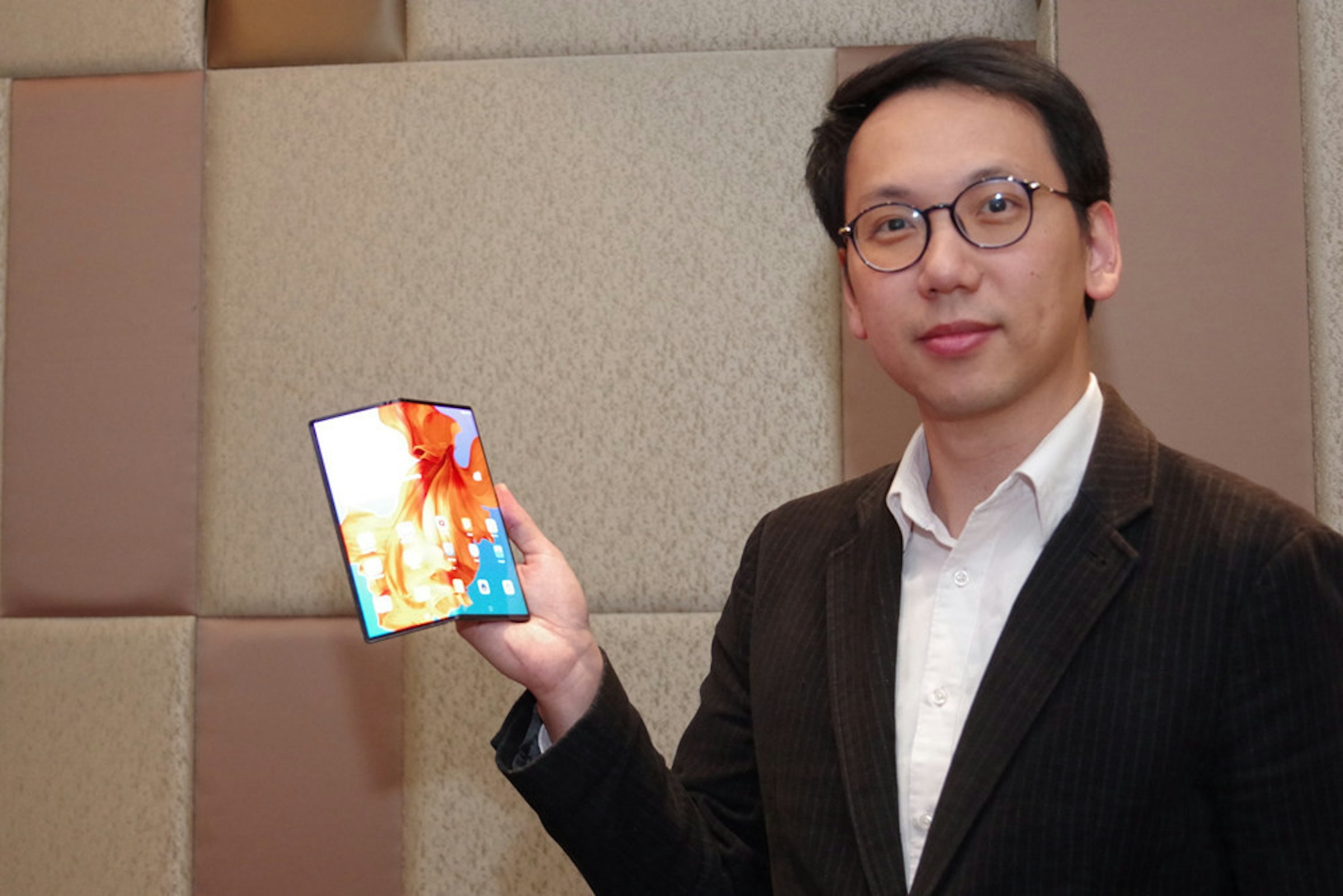 Glasses, Communication, Electronics, Entrepreneurship, glasses, Technology, Electronic device, Gadget, Glasses, Vision care, Smile, Businessperson, Smartphone, White-collar worker