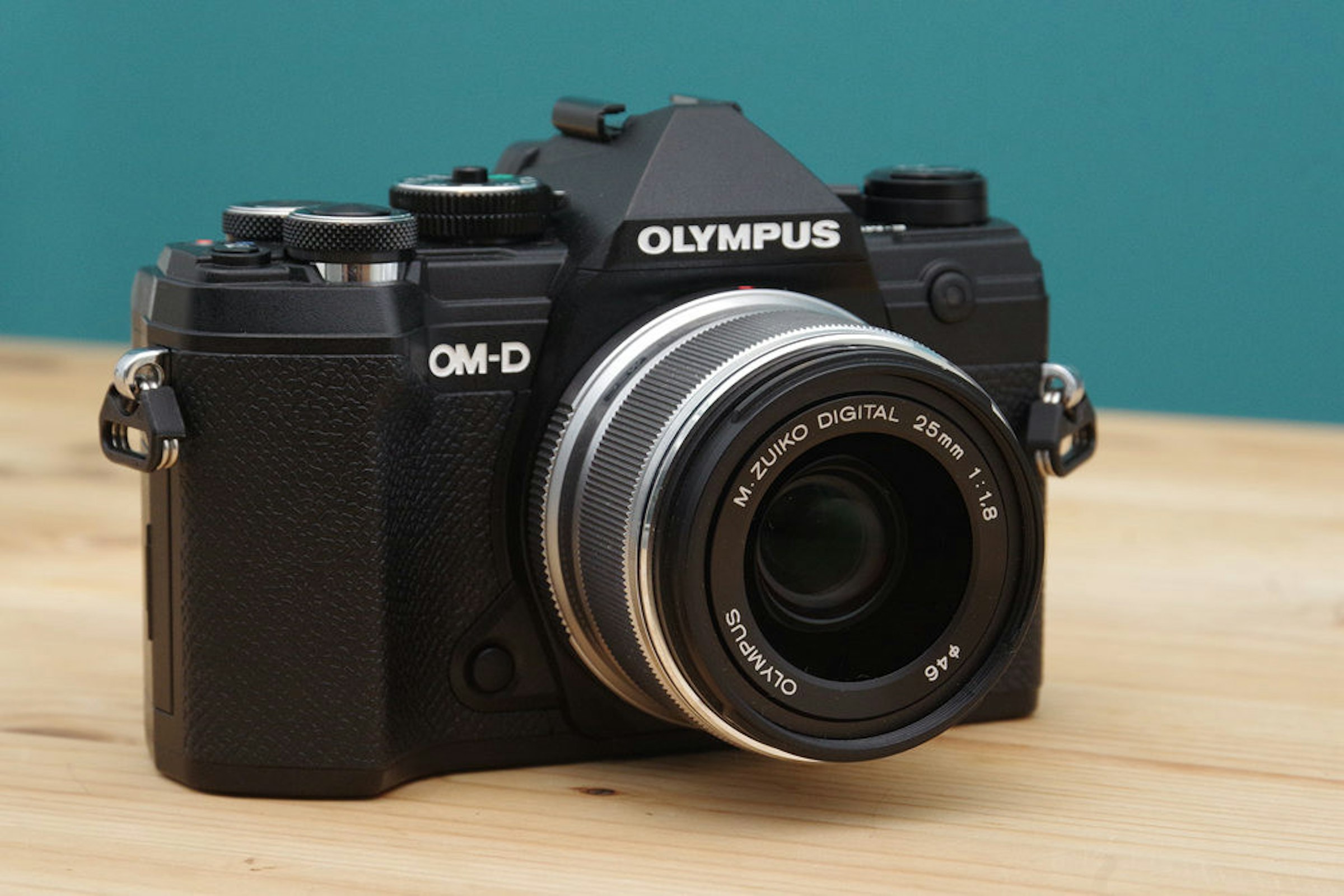 照片中提到了OLYMPUS、OM-D、DIGITAL，跟奧林巴斯公司、CMC磁性材料有關，包含了奧林巴斯、數碼單反、鏡頭、無反光鏡可換鏡頭相機、單反相機