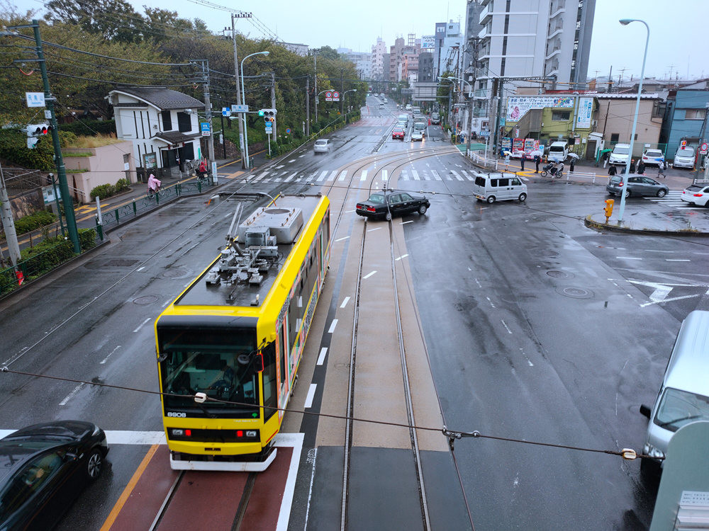 照片中包含了都市区、紧凑型车、总线、交通拥堵、手推车