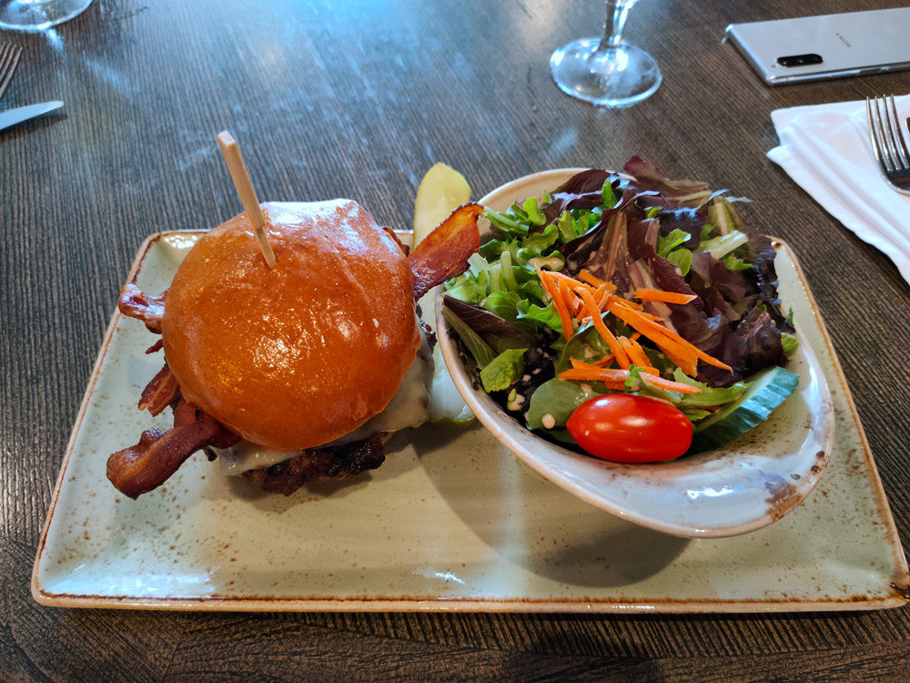 照片中包含了油炸食物、泰国菜、午餐、早餐、焙烧