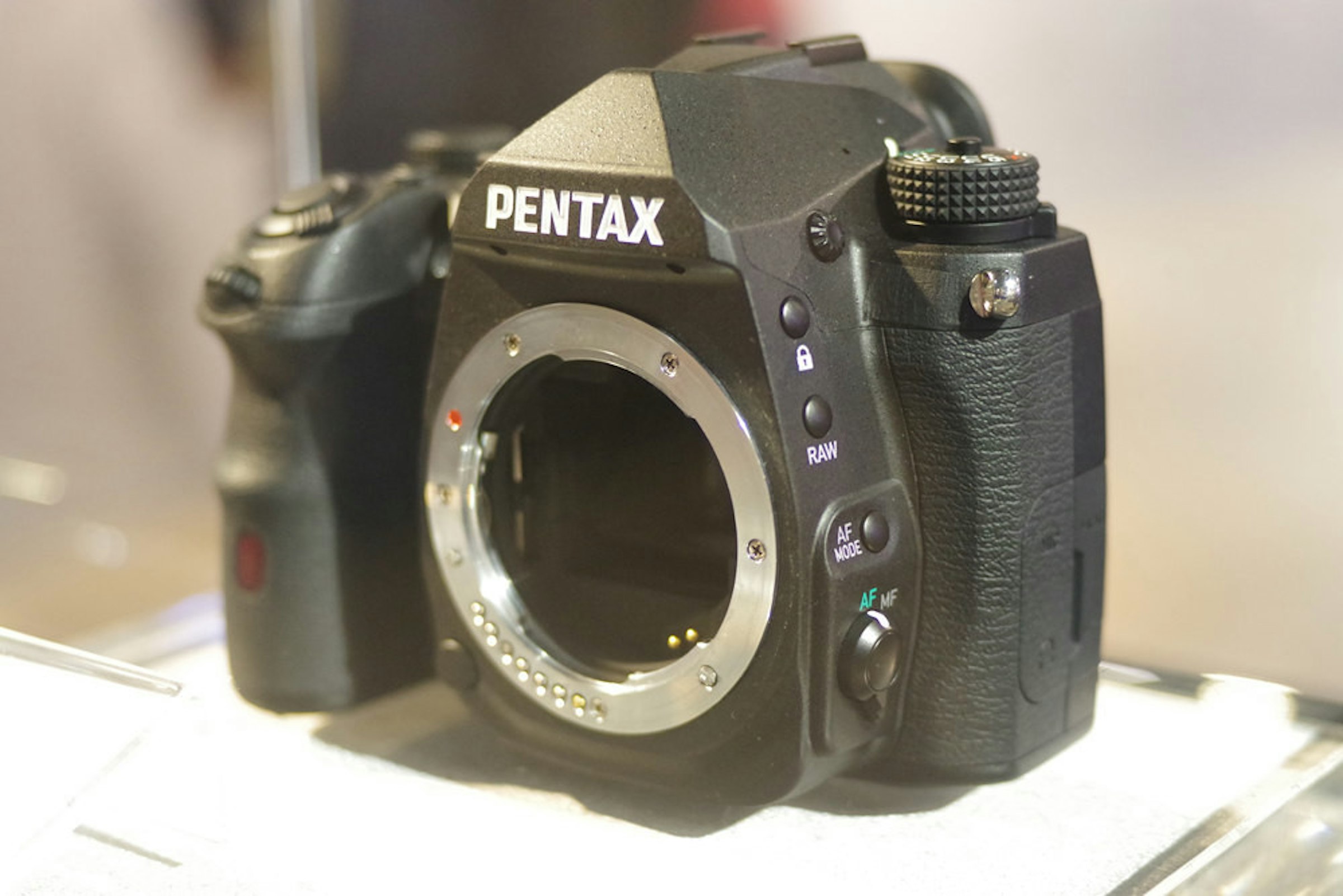 照片中提到了PENTAX、RAW、AF，跟賓得有關，包含了賓得、數碼單反、鏡頭、無反光鏡可換鏡頭相機、單反相機